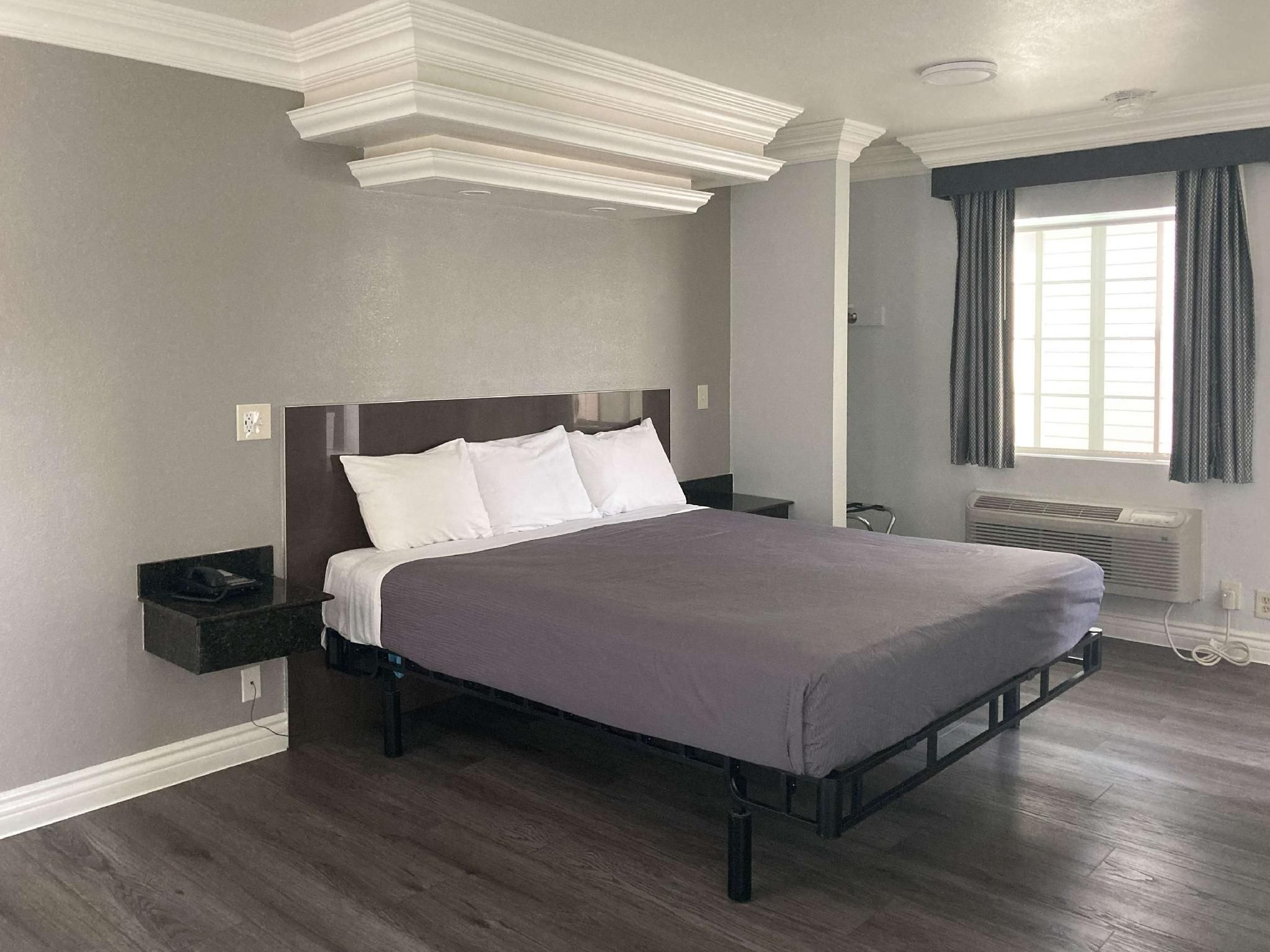 1 King Bed | Non-Smoking, Micfridge