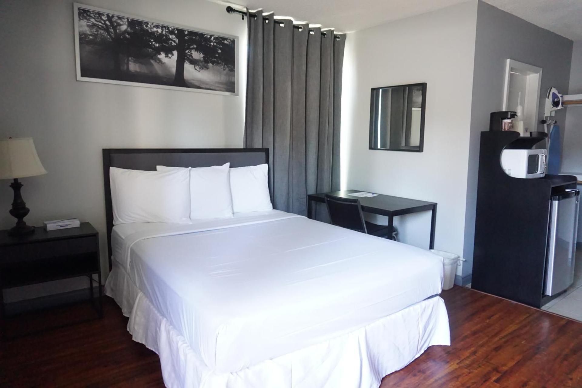 Deluxe 1 Queen Bed Non-Smoking