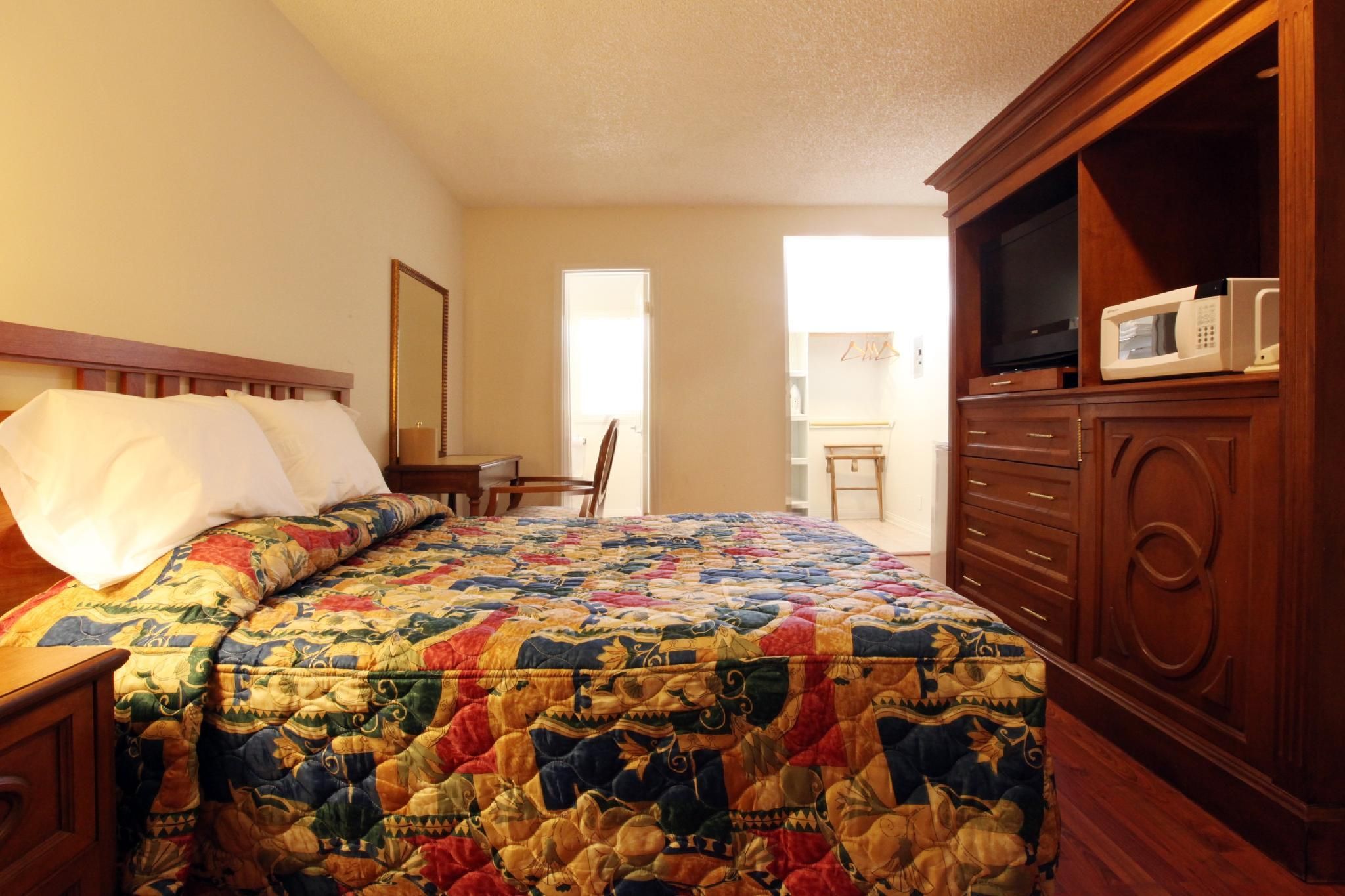 1 Queen Bed Non-Smoking