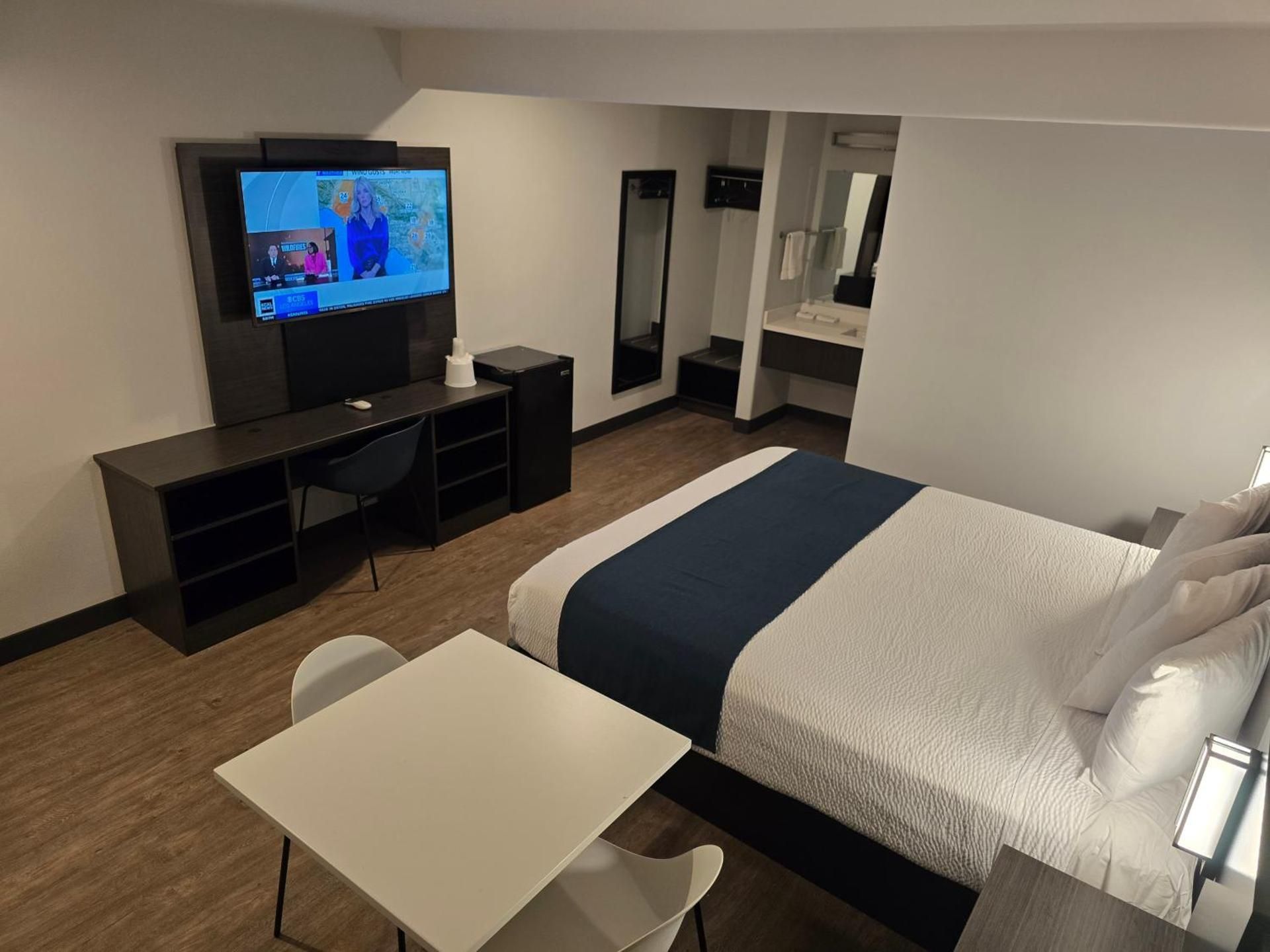 Deluxe King Room - Non-Smoking