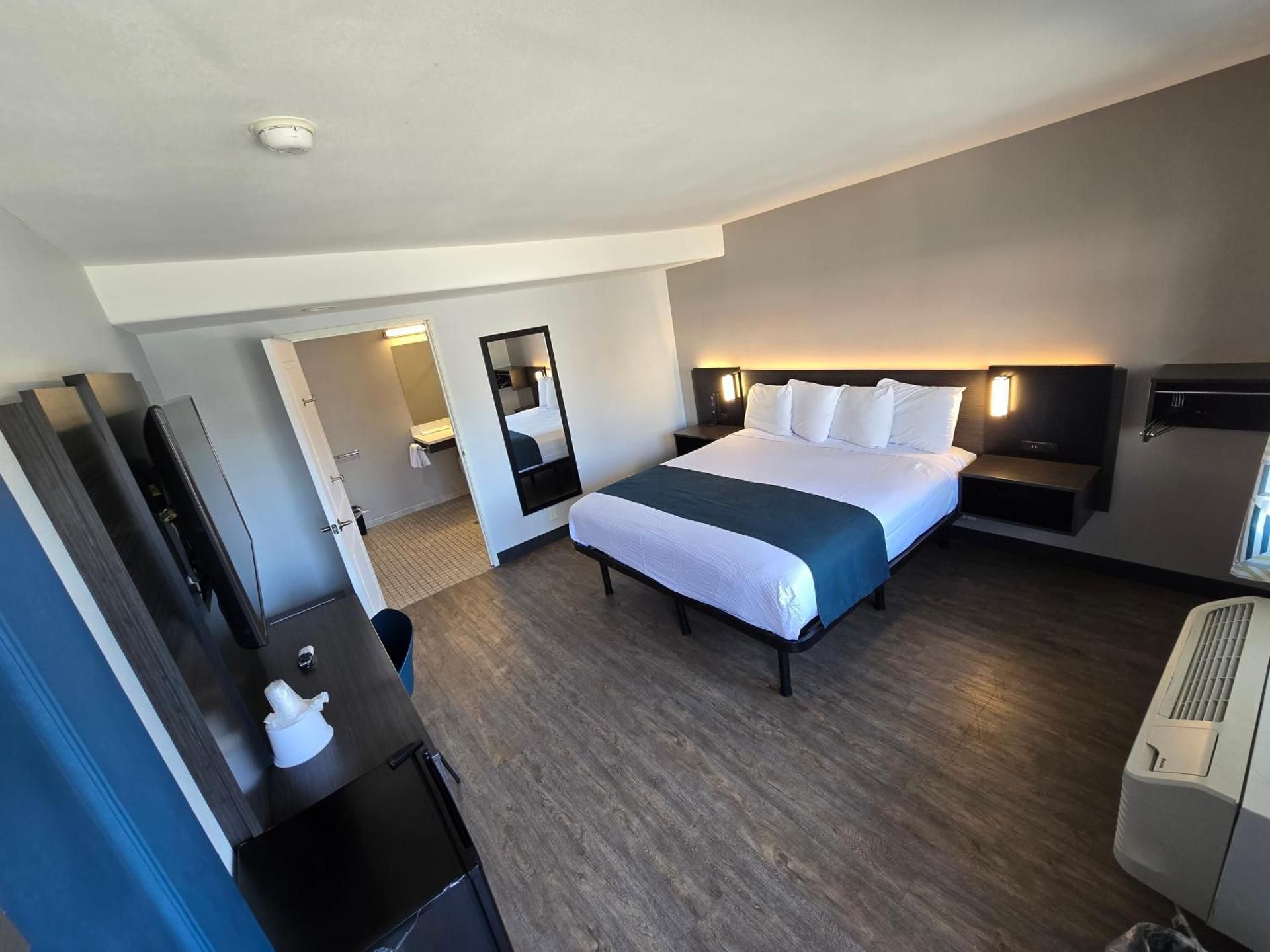 King Room with Roll-in Shower - Disability Access - Non-Smoking