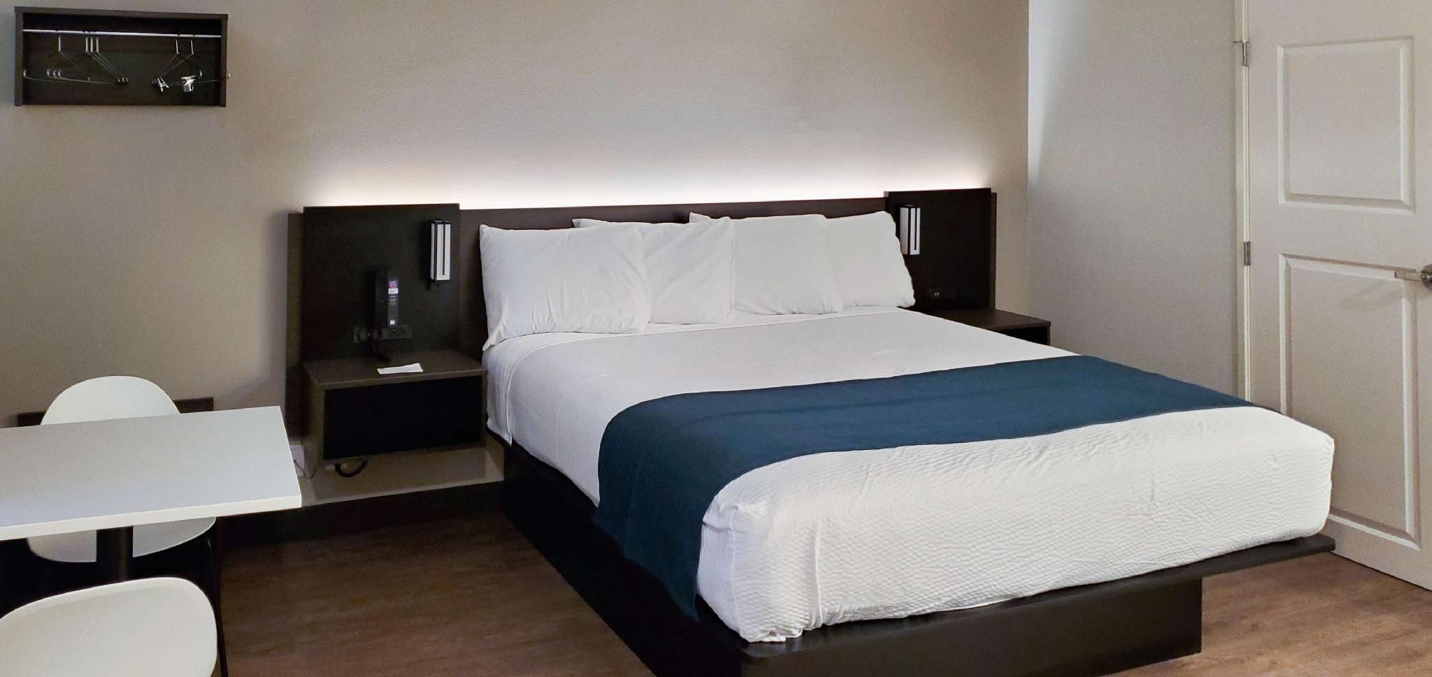 1 King Bed | Mobil Access RI Shwr Nsmk View