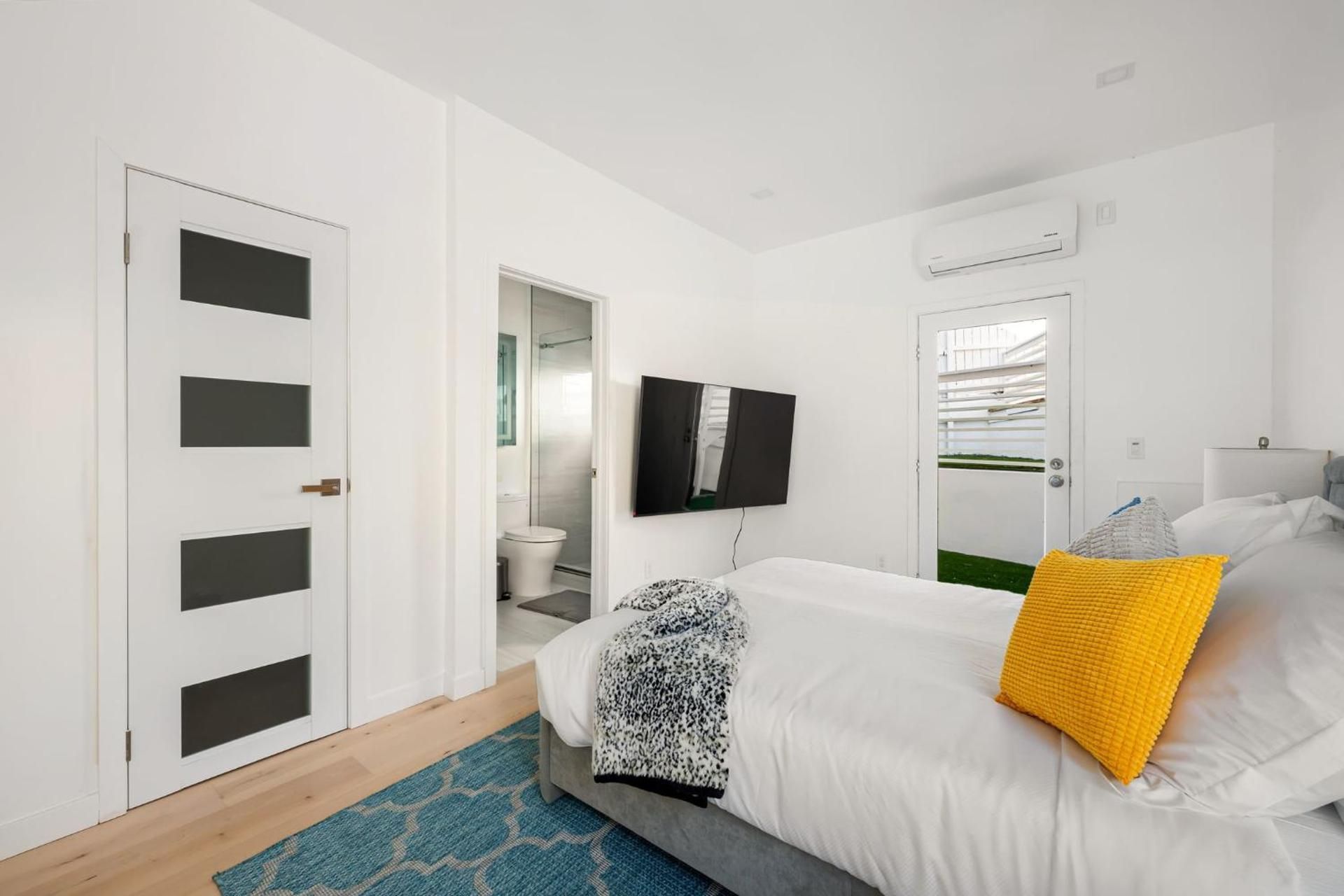 Deluxe One-Bedroom Apartment