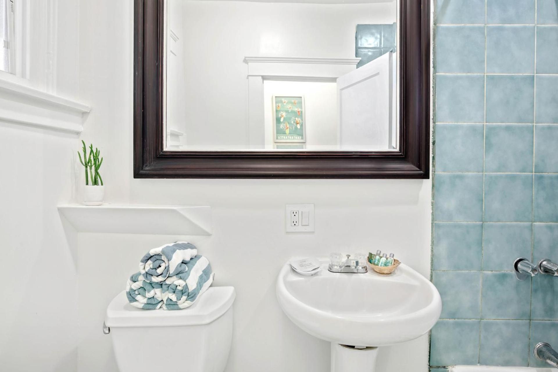 Sea Blue Hotel Two-Bedroom Suite 3