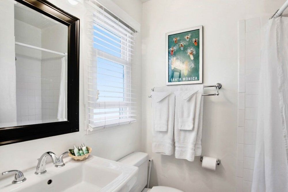 Sea Blue Hotel Double Room, 2 Queen Beds 6