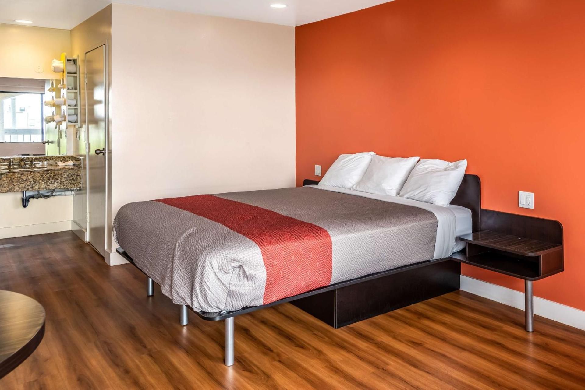 Queen Room - Disability Access - Roll in Shower
