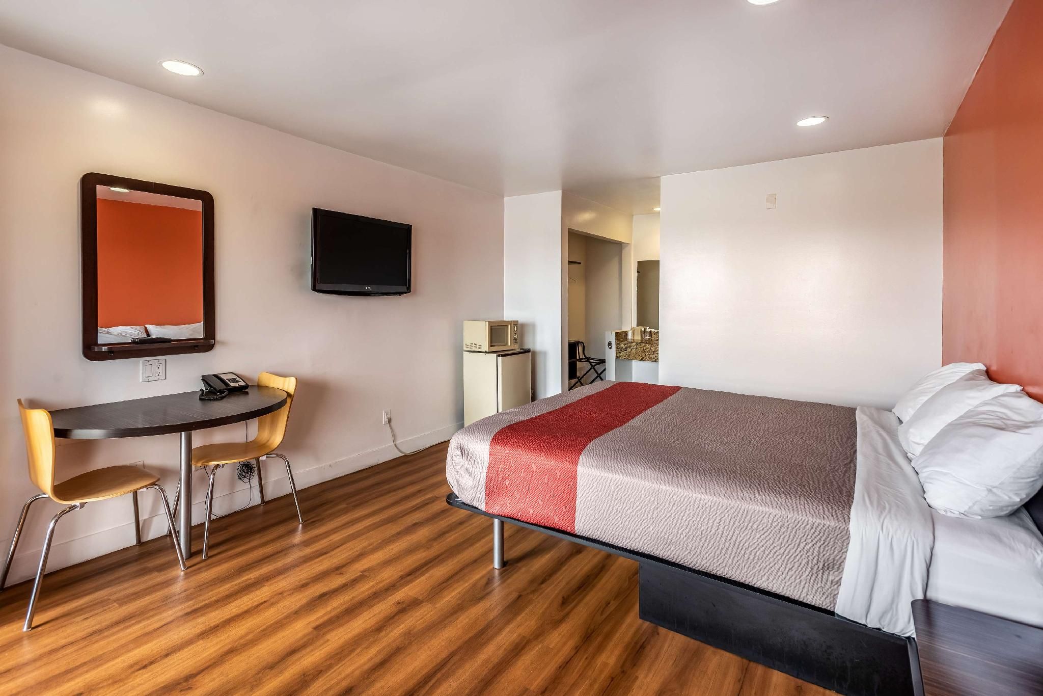 1 King Bed | Suite, Non-Smoking, Micfridge