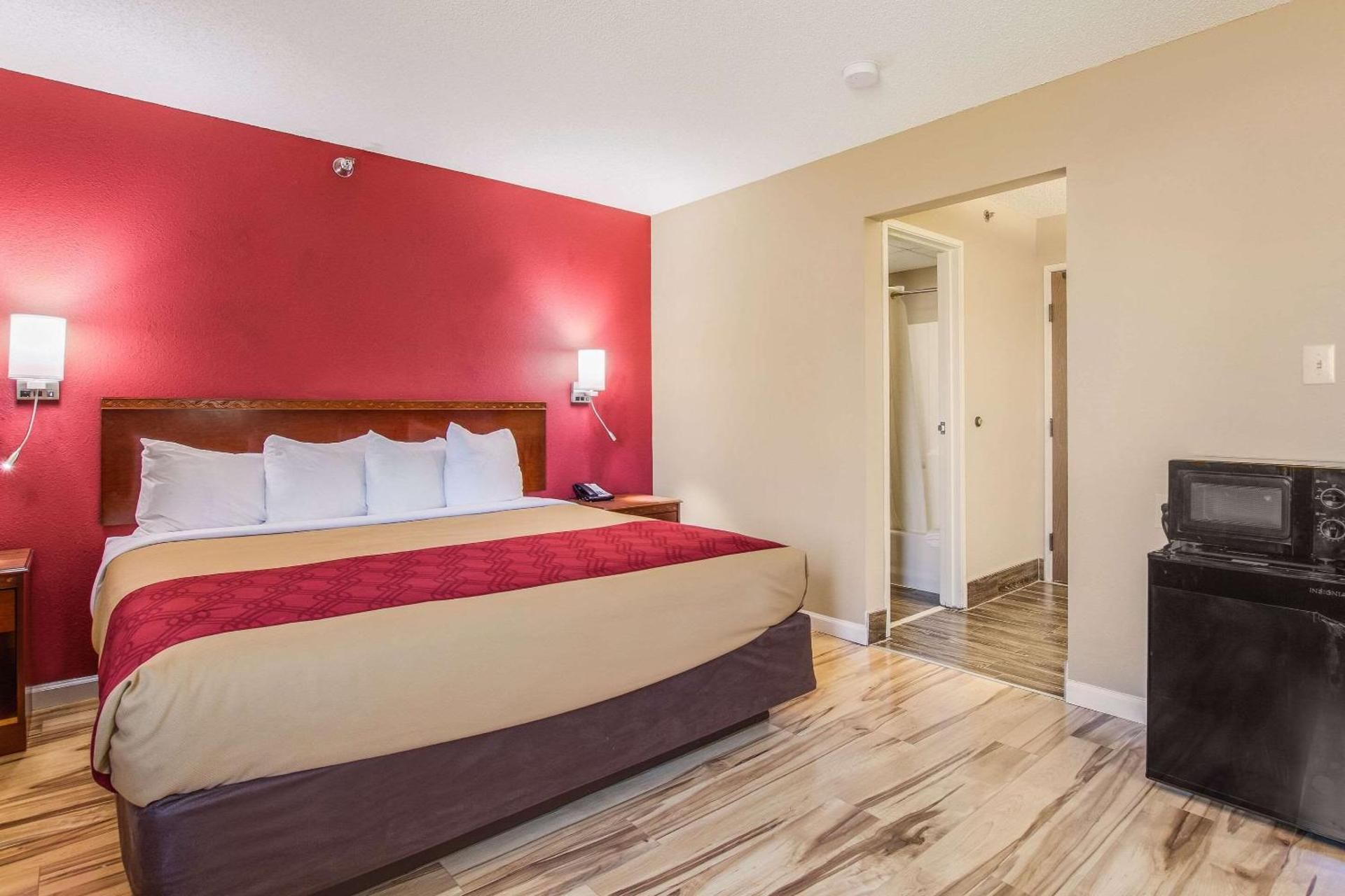 1 King Bed, Nonsmoking, Accessible