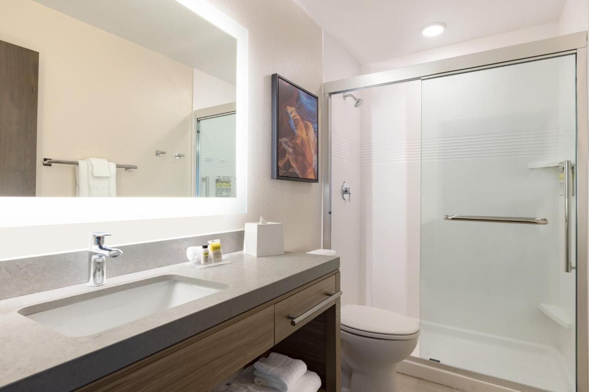 Studio King Suite - Communications Accessible