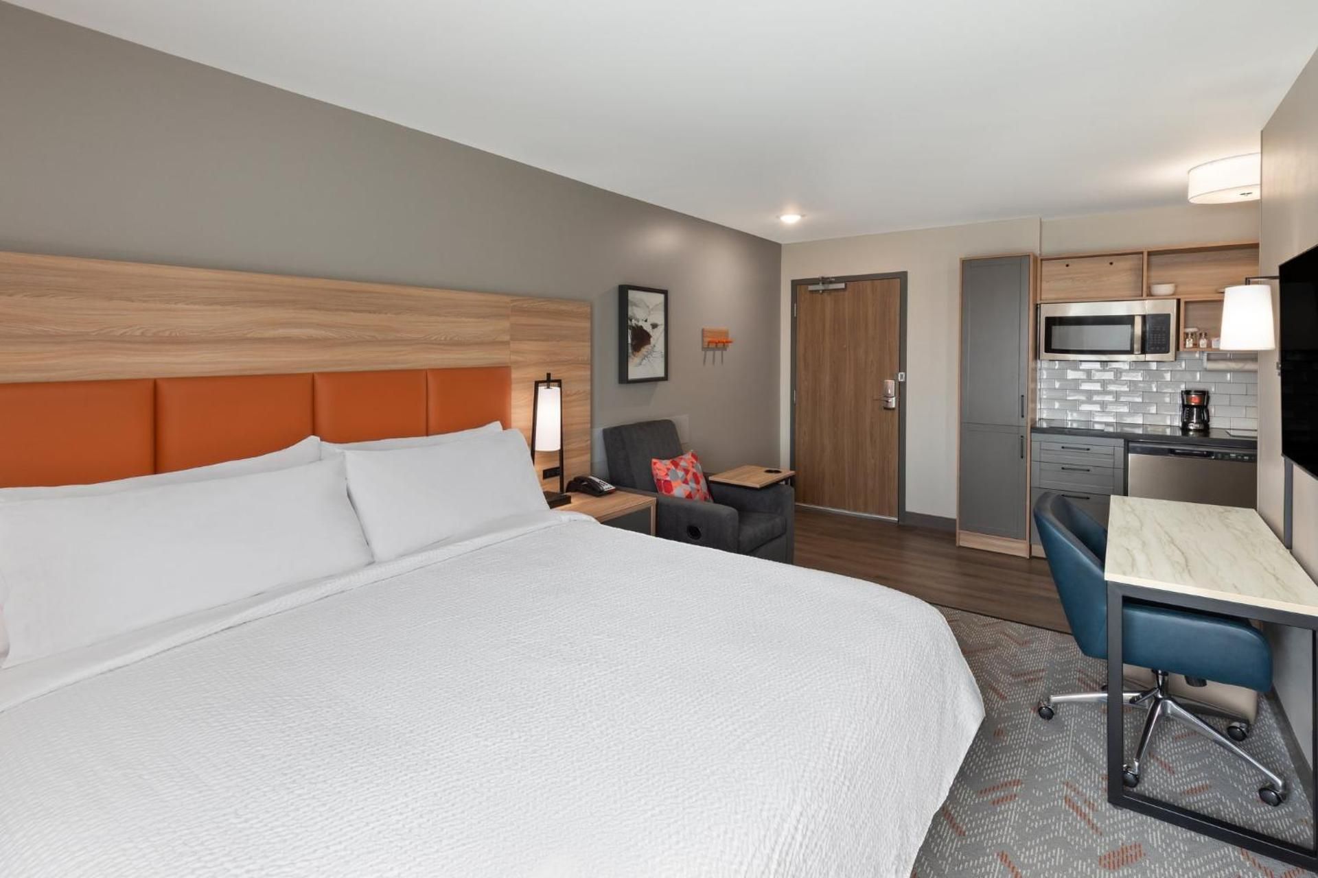 Studio King Suite - Communications Accessible