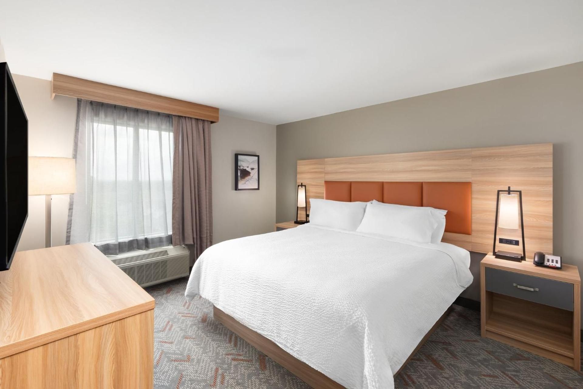 One-Bedroom King Suite with Mobility Accessible Tub