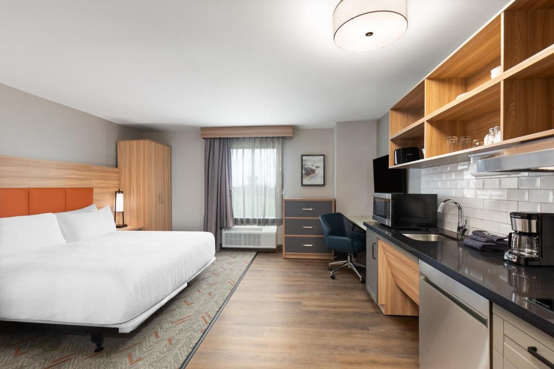 King Studio Suite with Bath Tub - Mobility Access
