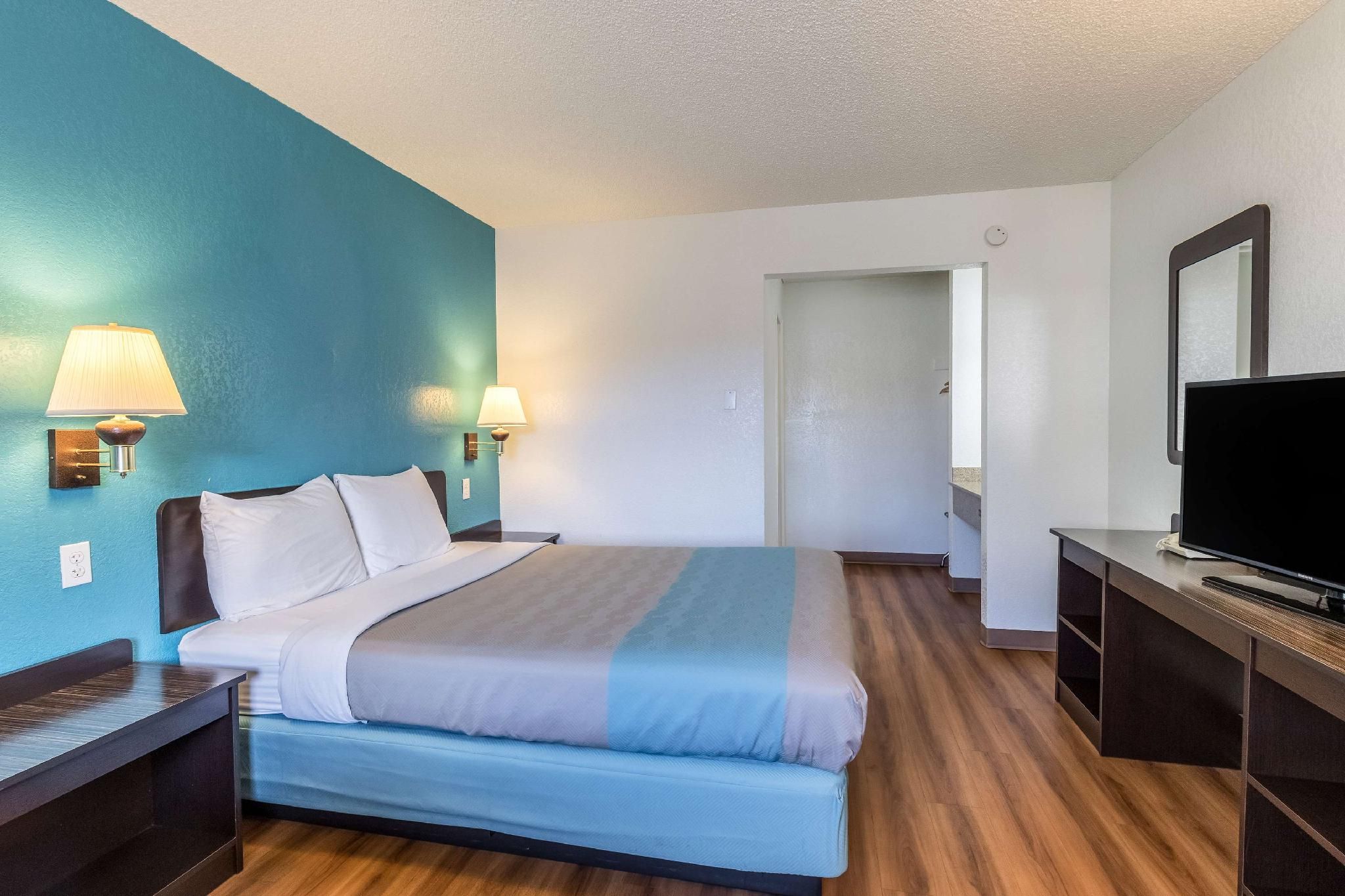 1 QUEEN BED | NON-SMOKING, MICFRIDGE