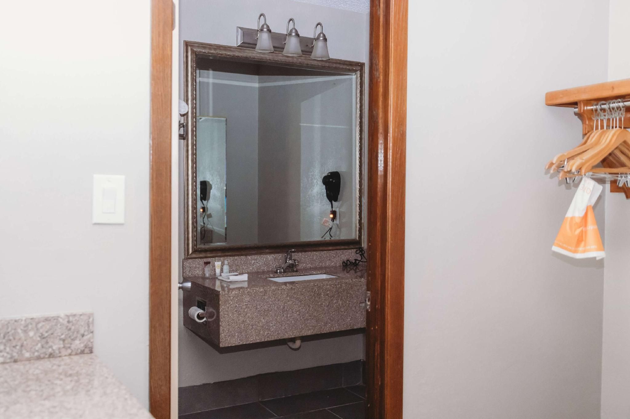 1 Queen Bed, Mobility Accessible Room, Bathtub w/ Grab Bars, Non-Smoking