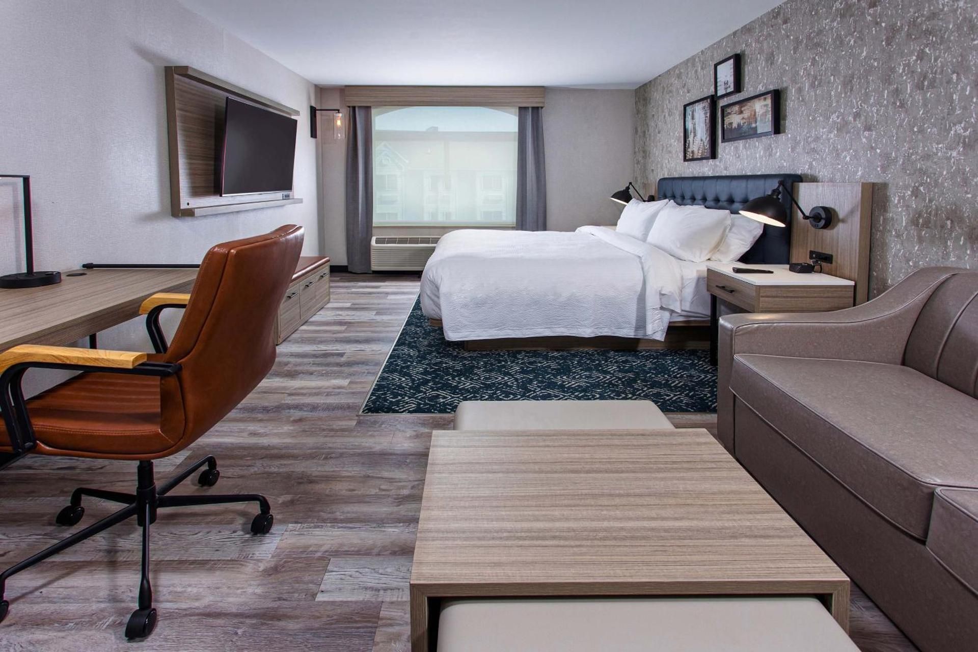 Traditional Guest Room with 1 King, Sofa bed