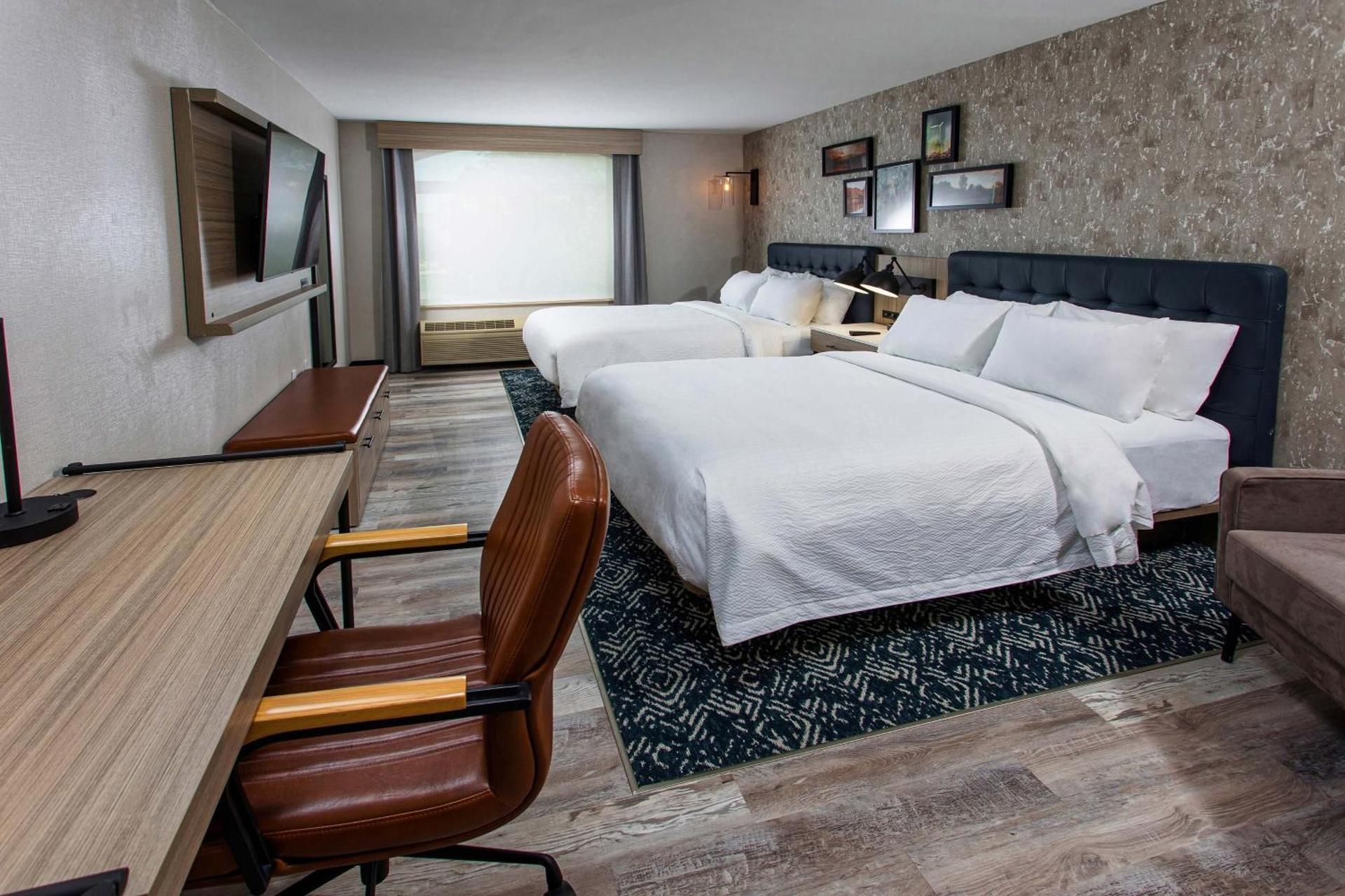 Traditional Guest room with 2 Queen Bed