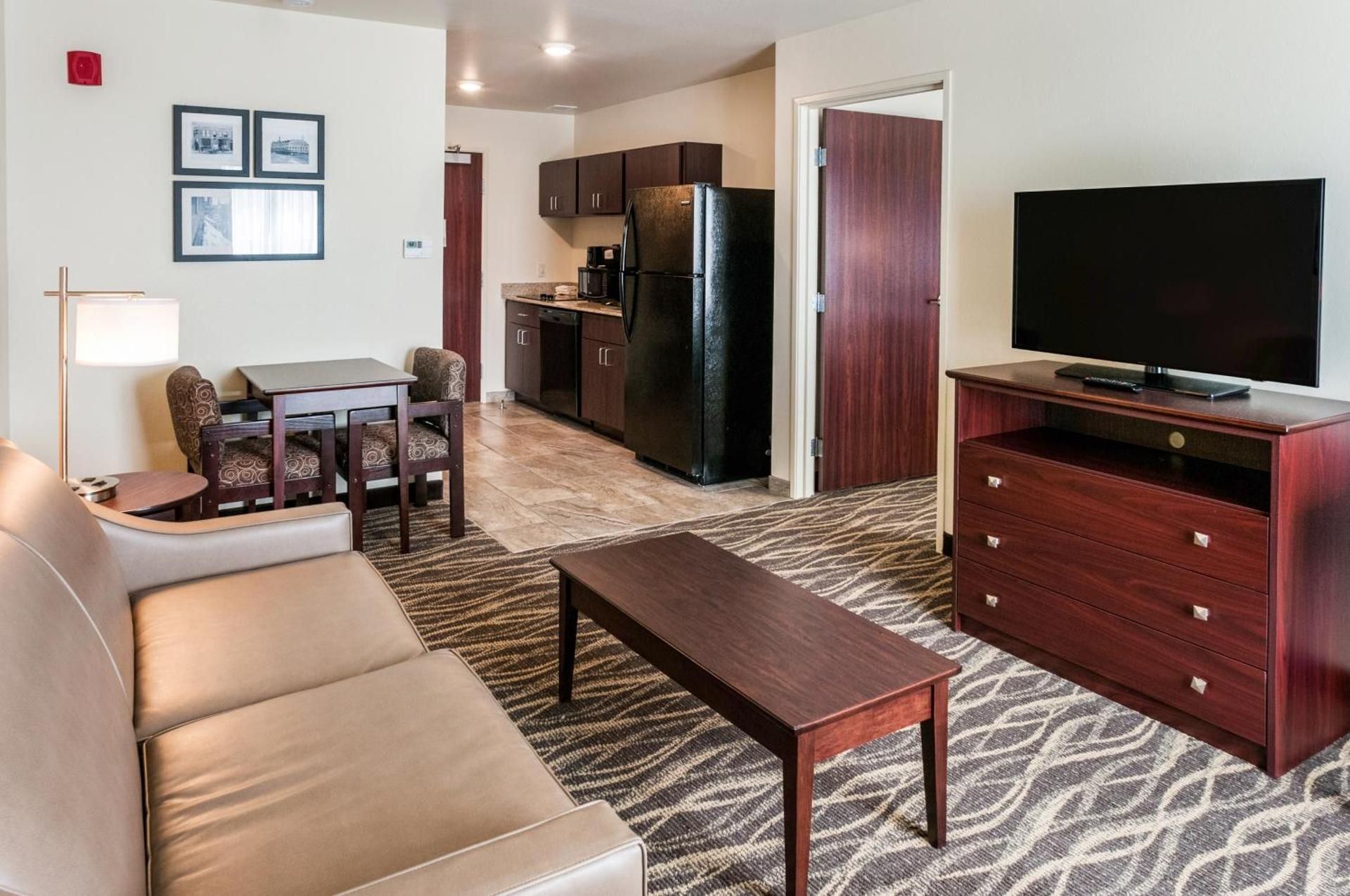 Cobblestone Hotel & Suites - Appleton International Airport Family Room - Disability Access 2