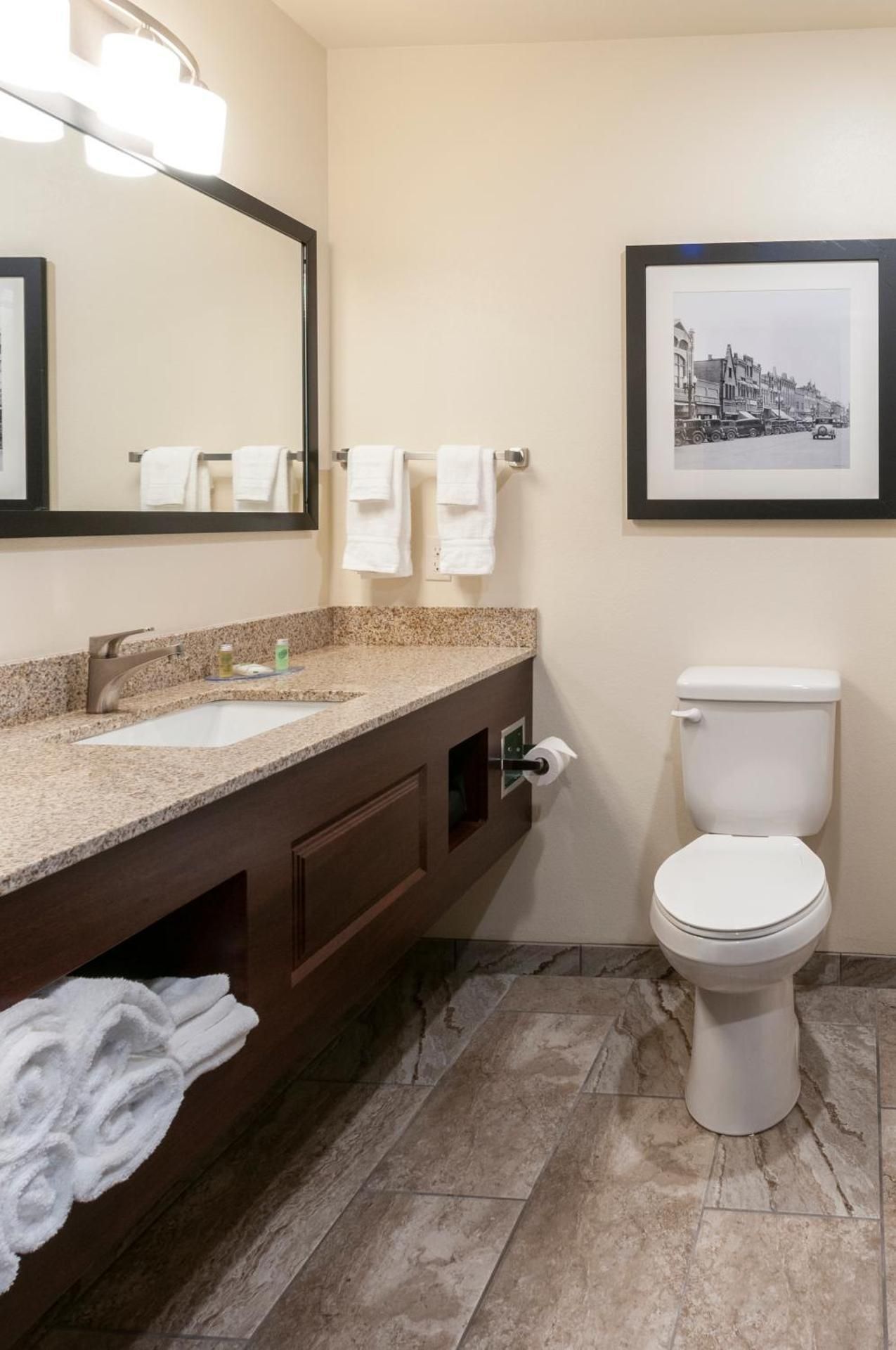 Cobblestone Hotel & Suites - Appleton International Airport Family Room - Disability Access