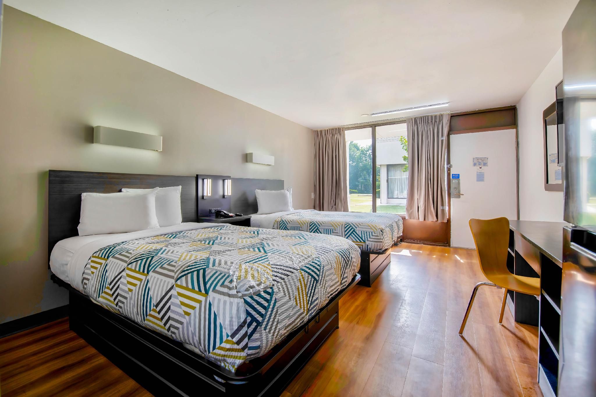 2 Double Accessible with Bathtub