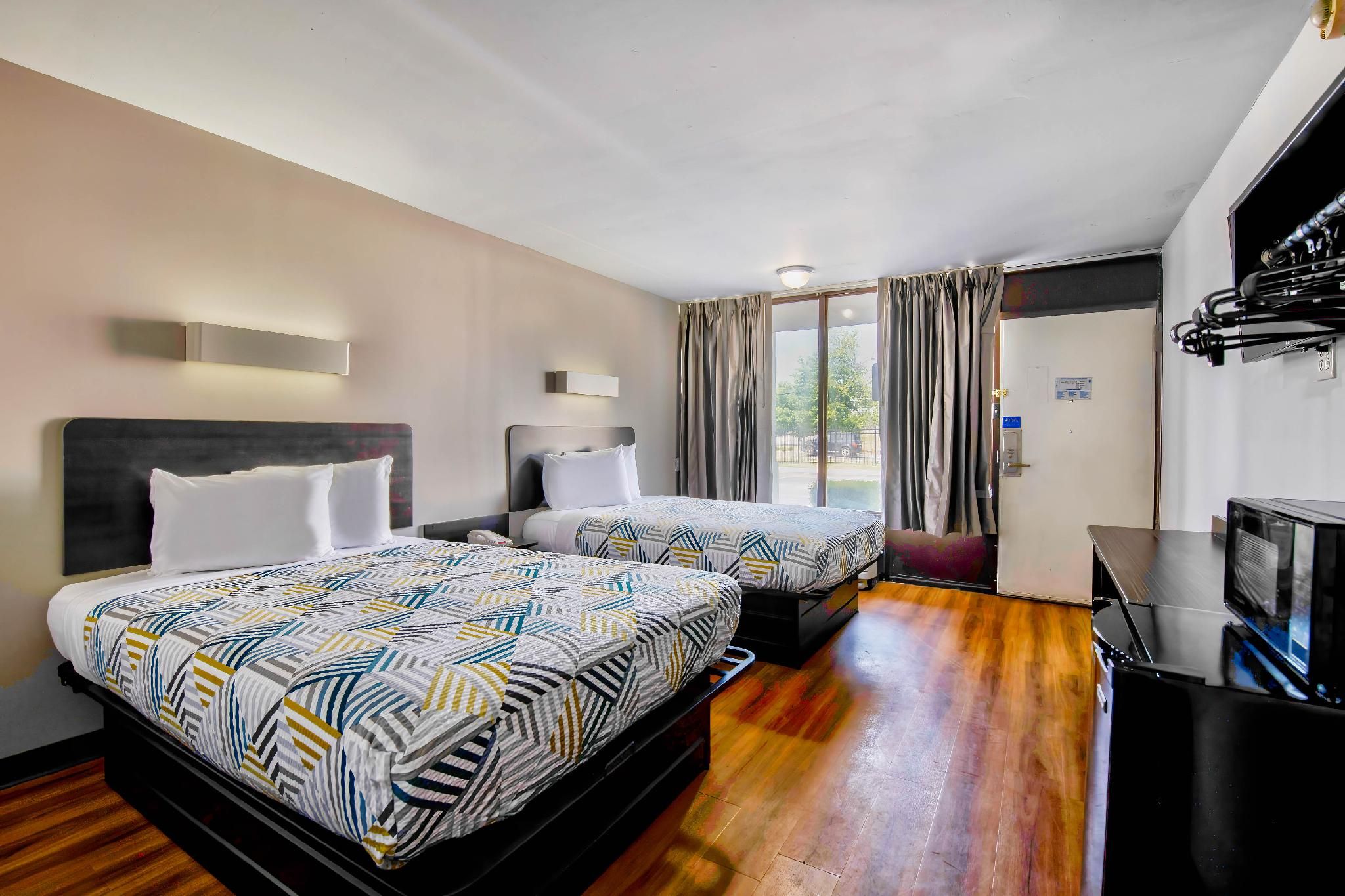 2 Double Accessible with Bathtub