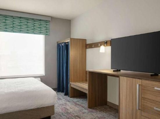 1 King Hearing Accessible 1 Bedroom Suite