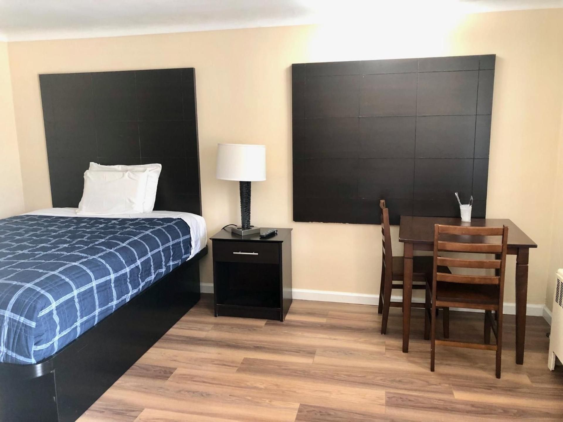 Gratiot View Motel Queen Room 2