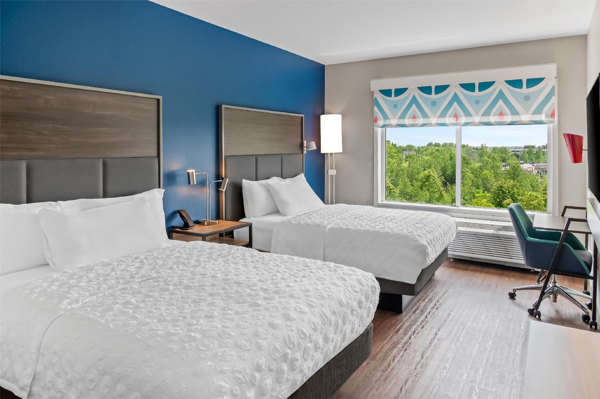 2 QUEEN BEDS W/WALK IN SHOWER