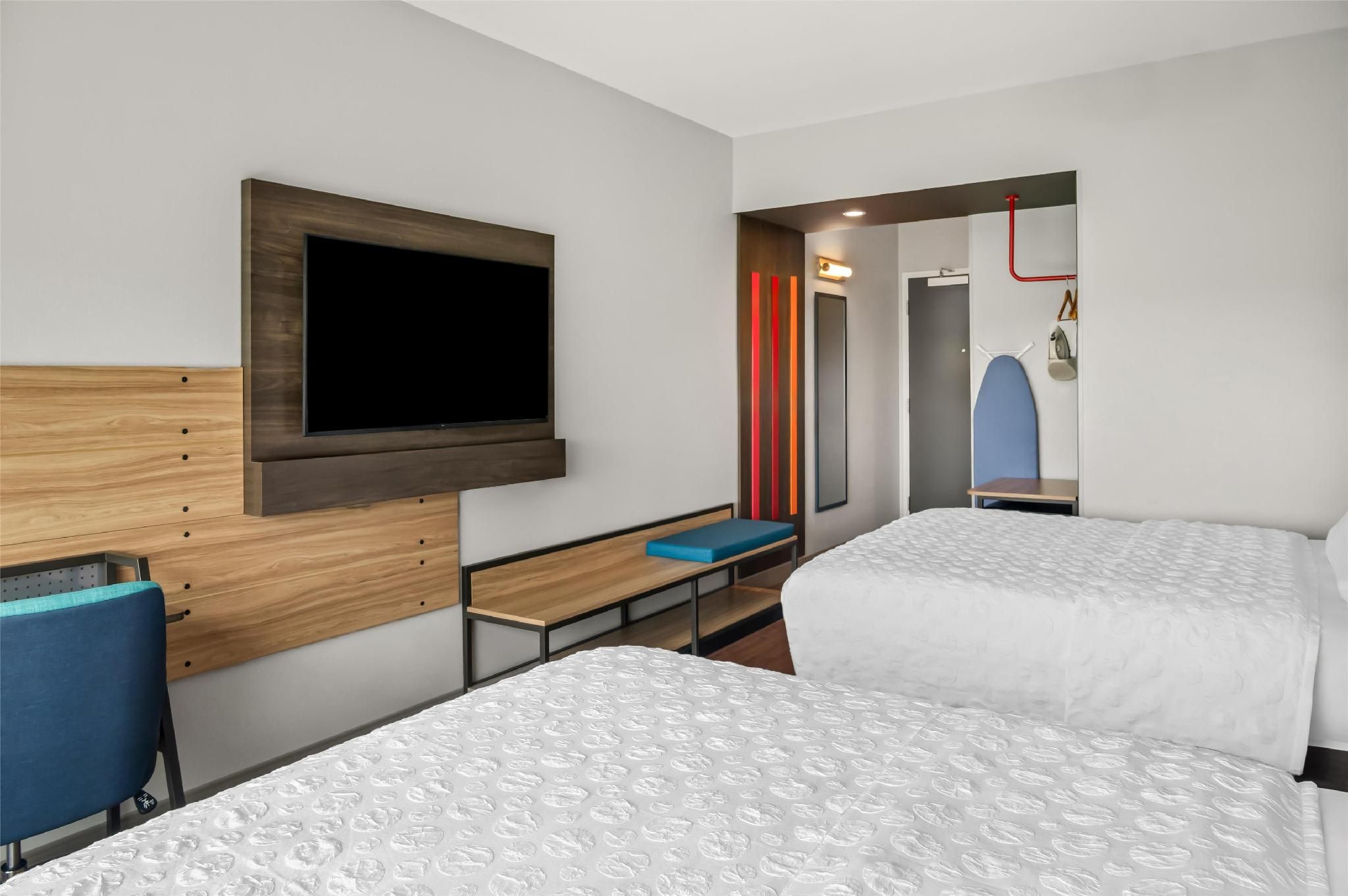 2 QUEEN BEDS W/WALK IN SHOWER