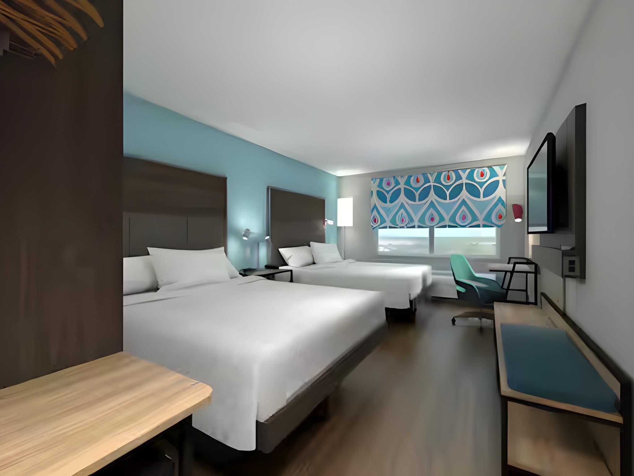 1 King Bed W/Walk in Shower