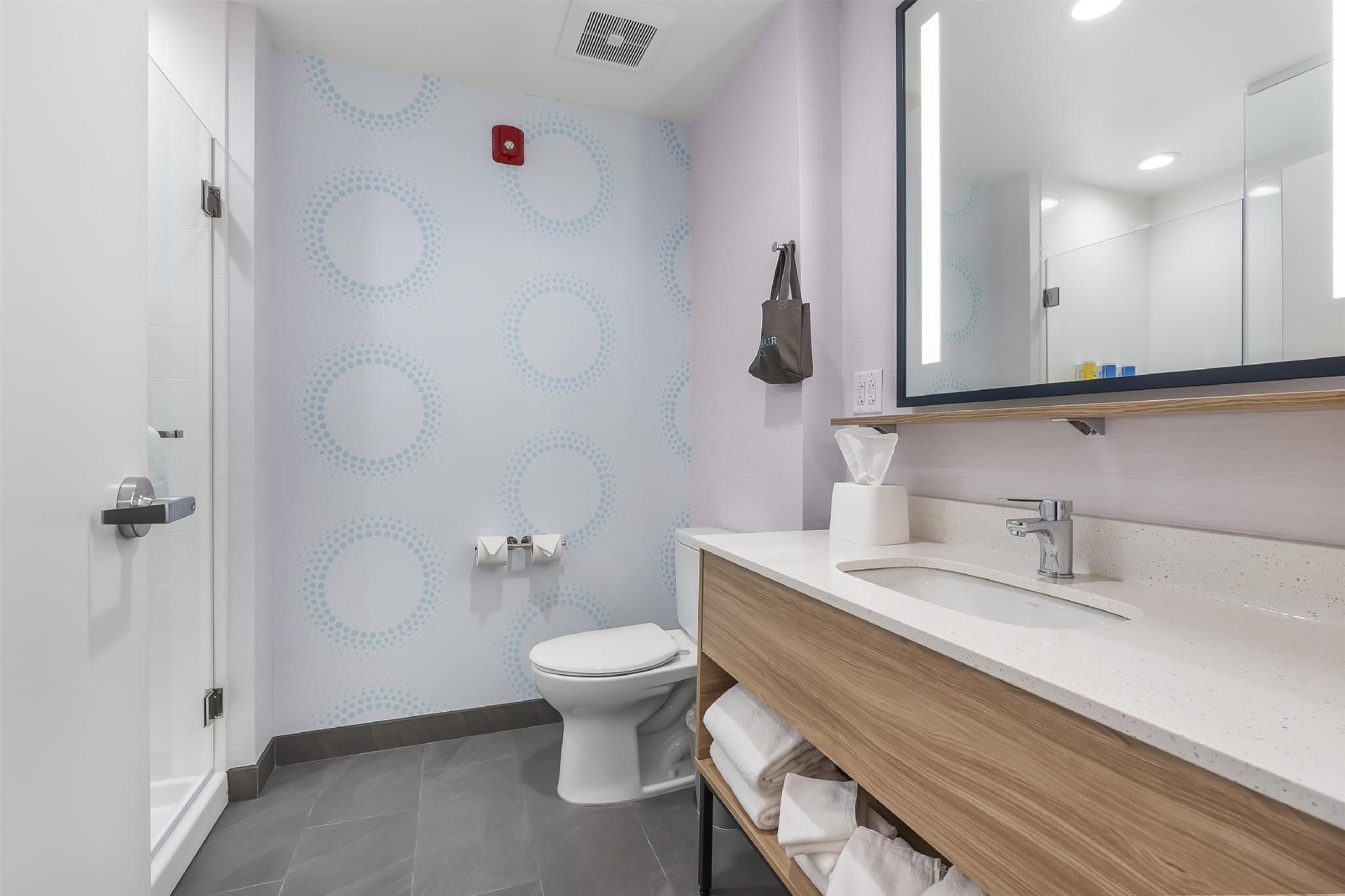 Tru by Hilton Cape Girardeau 2 QUEEN BEDS W/WALK IN SHOWER 3