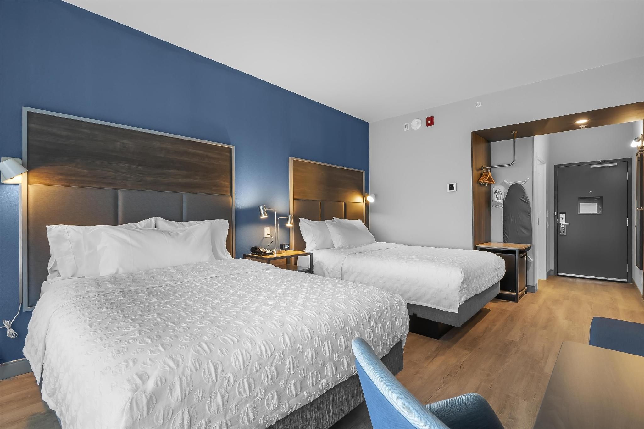 Tru by Hilton Cape Girardeau 2 QUEEN BEDS W/WALK IN SHOWER 2