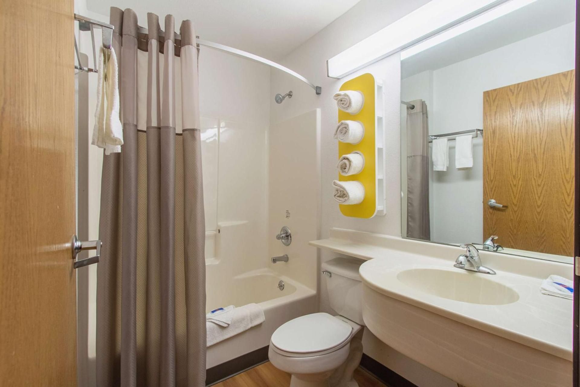 Motel 6 Streetsboro, OH 2 Queen Beds | Non-Smoking 3