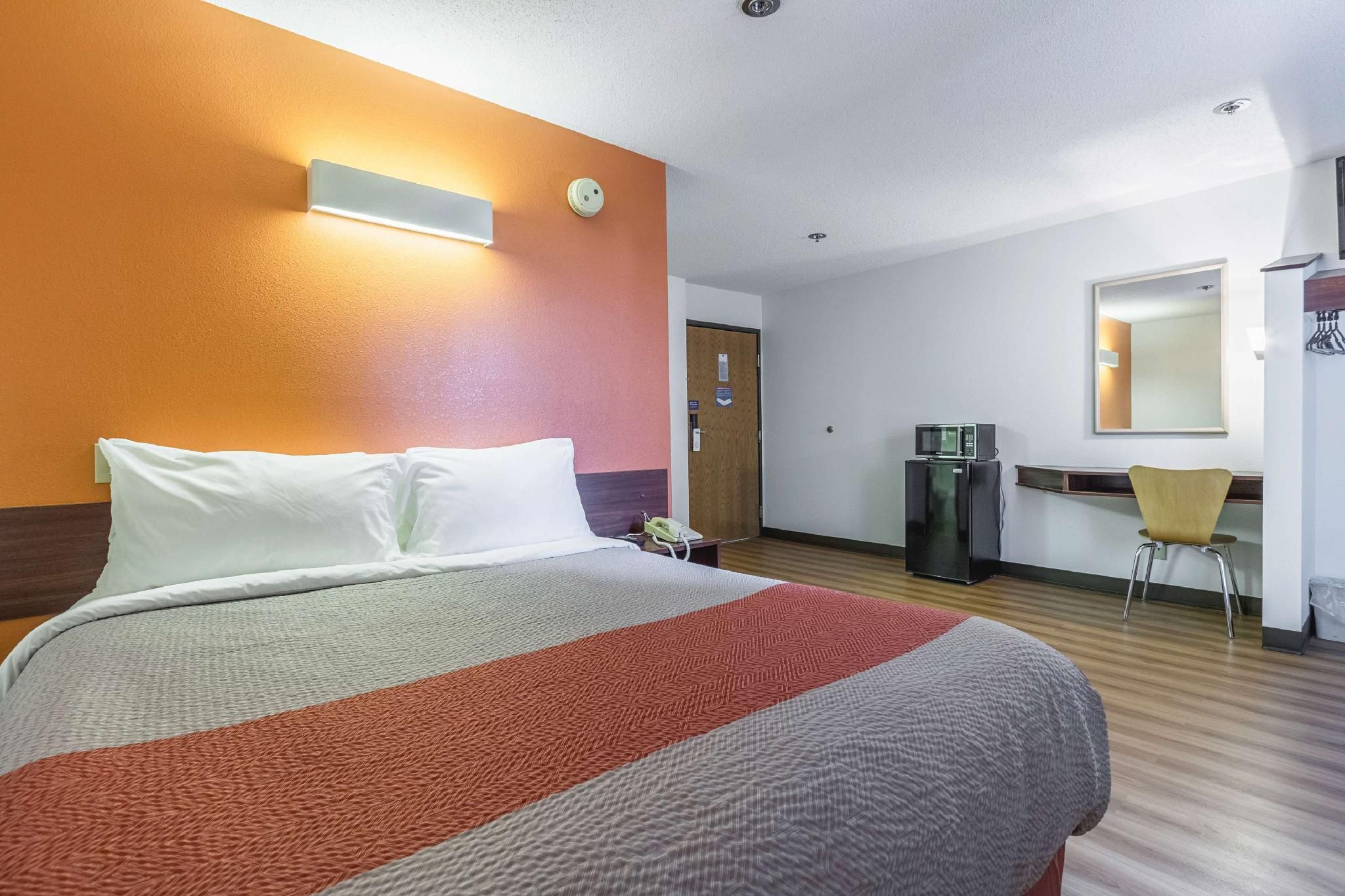 1 Queen Bed - Non-Smoking