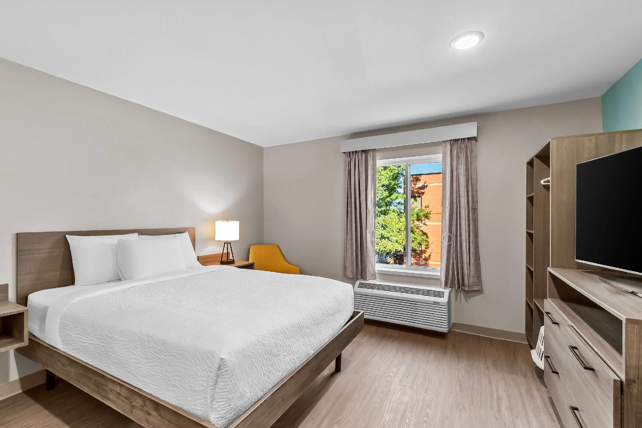 ECHO Suites Extended Stay by Wyndham Sterling 1 Queen Bed, Suite, Non-Smoking