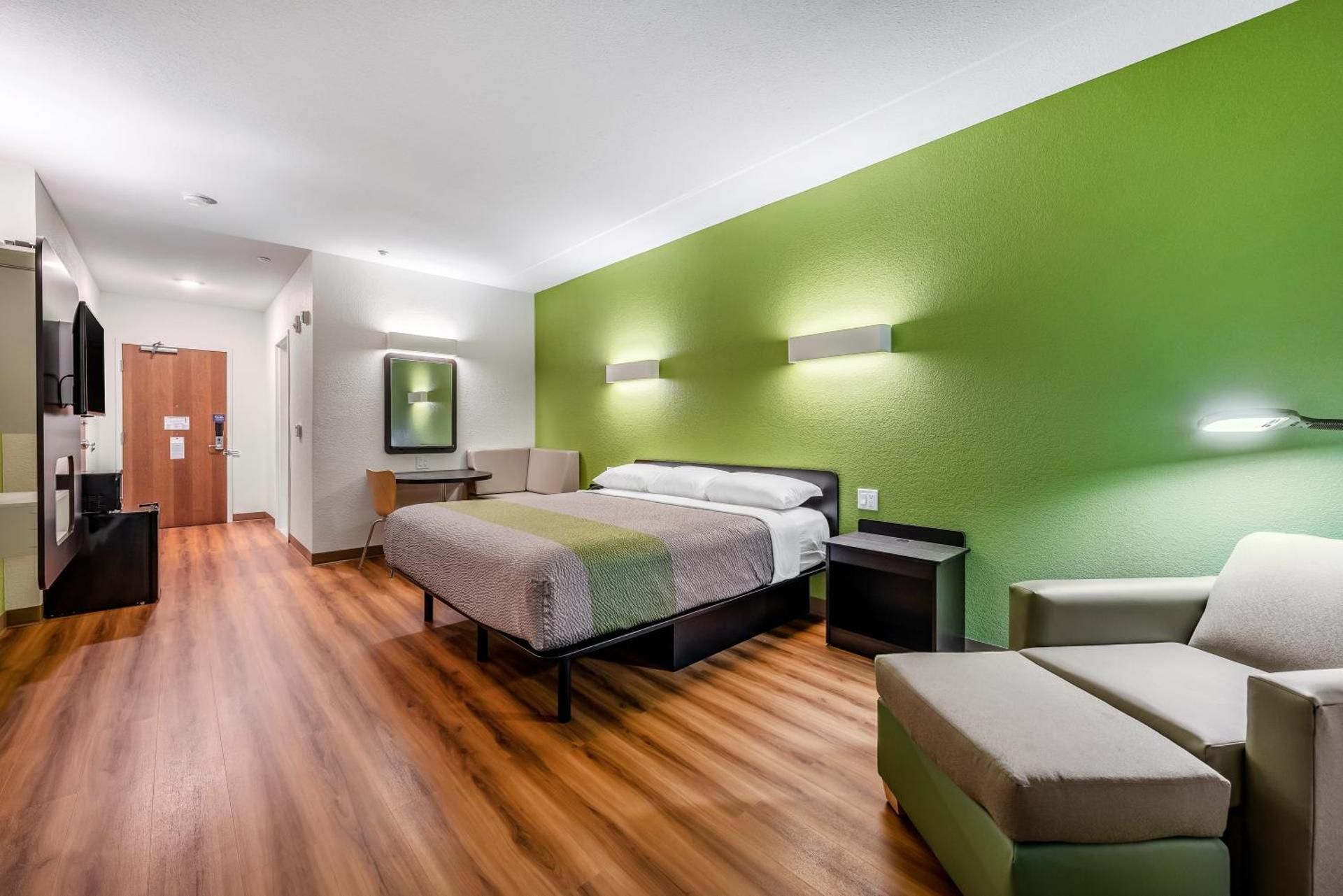 King Room with Roll-in Shower - Disability Access - Non-Smoking