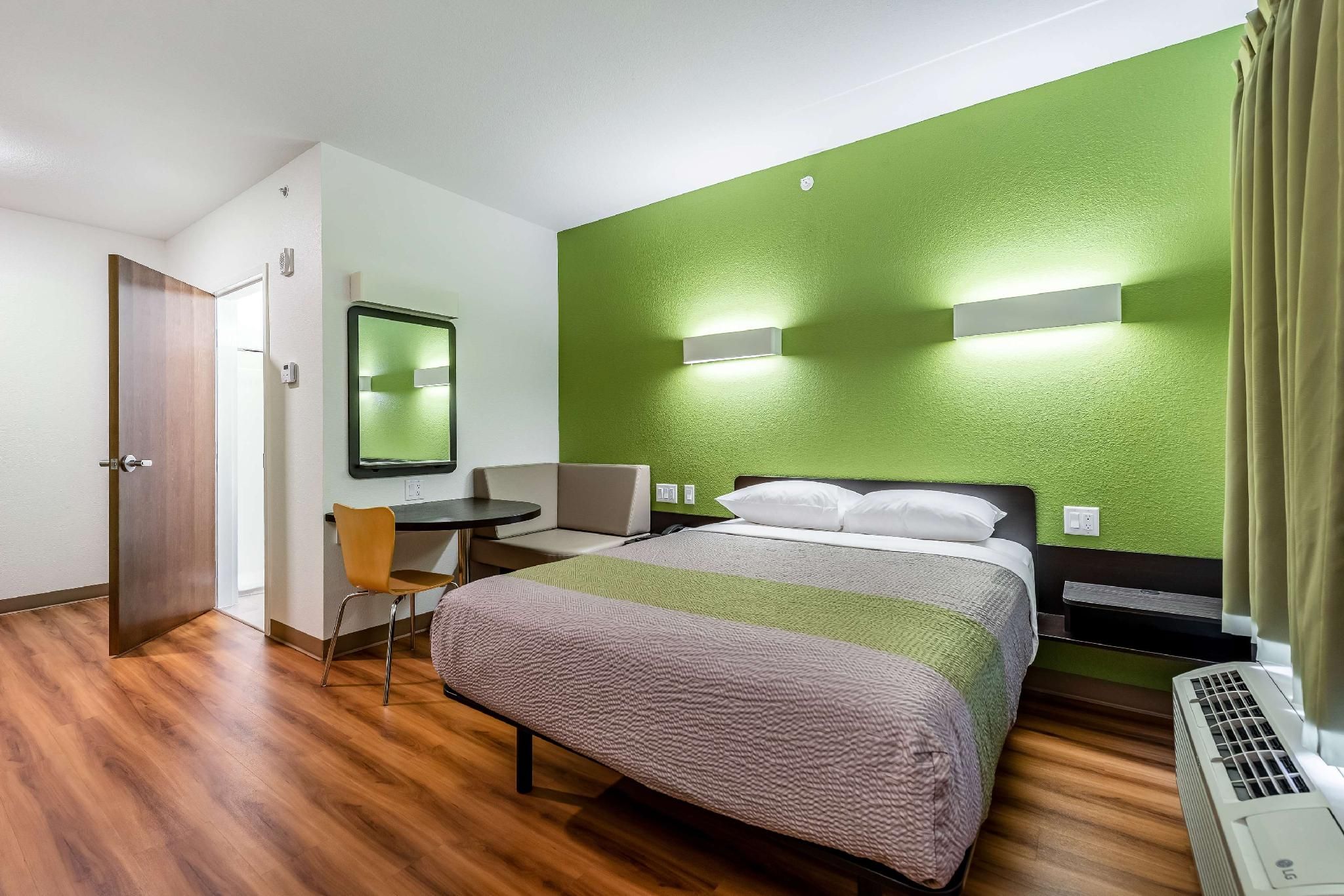 1 King Bed | Mob Acc RI Shwr Nsmk Micfridg