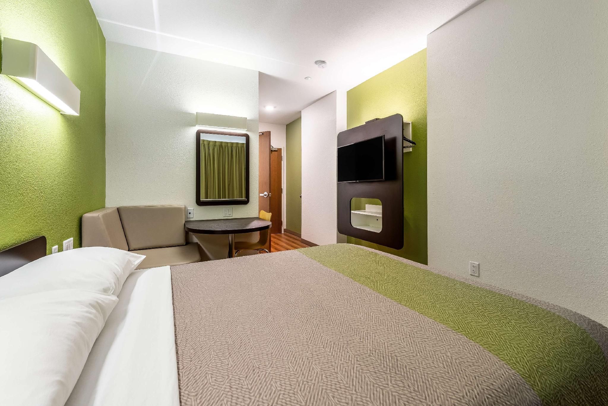 1 King Bed | Mob Acc RI Shwr Nsmk Micfridg