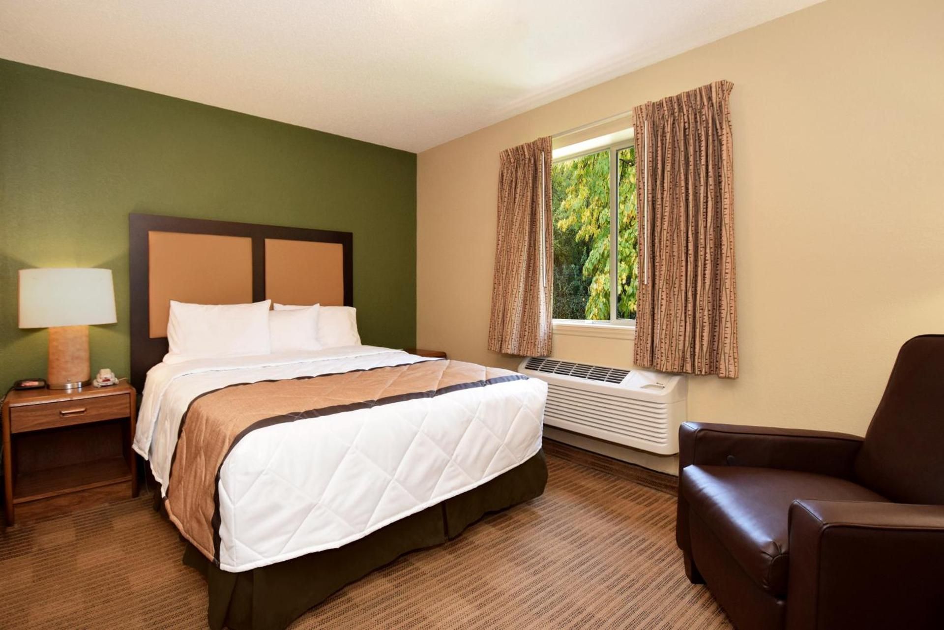One Queen Bed Efficiency Nonsmoking