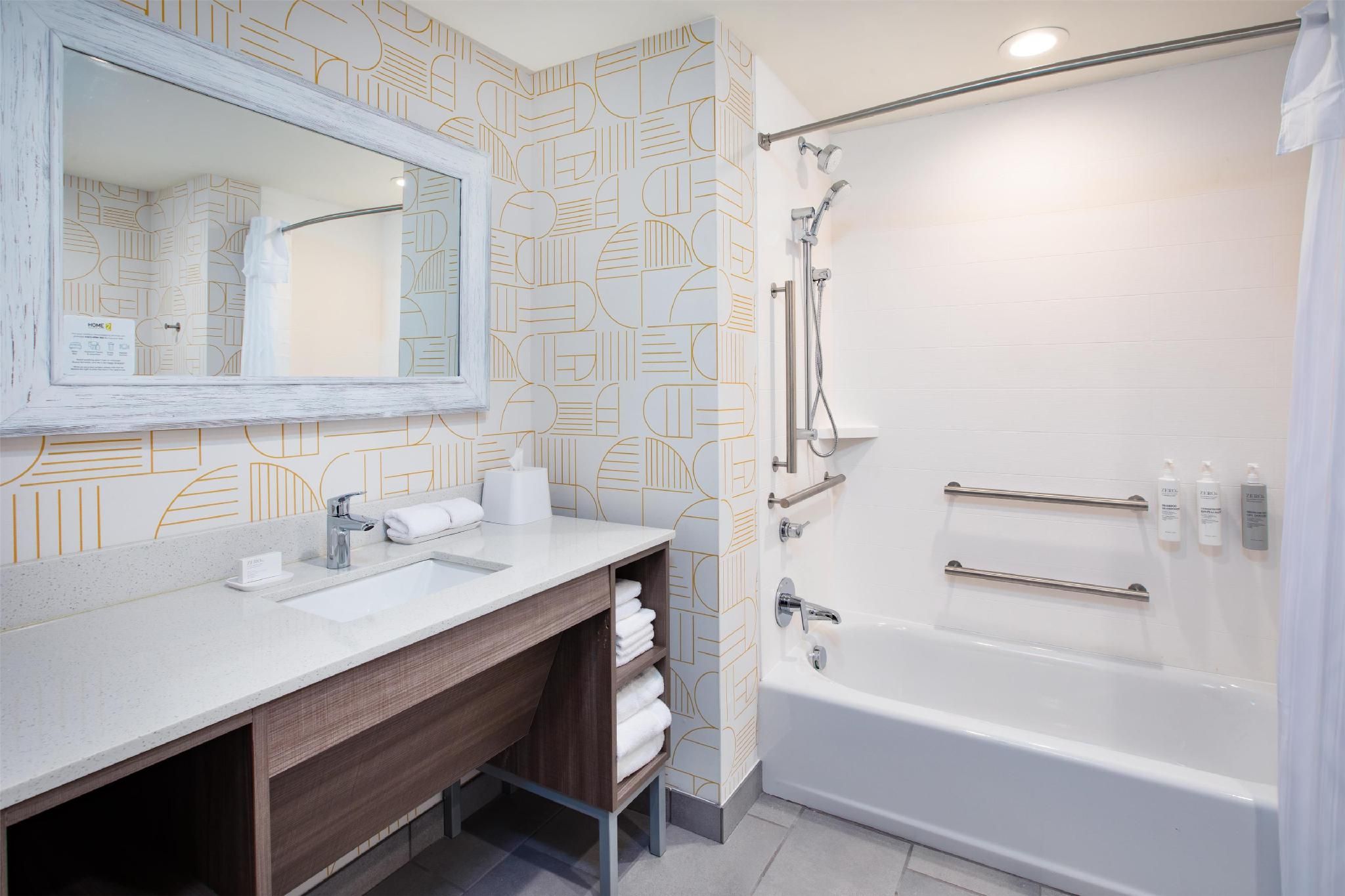 2 Qn Mobility/Hearing Access Tub Studio Suite