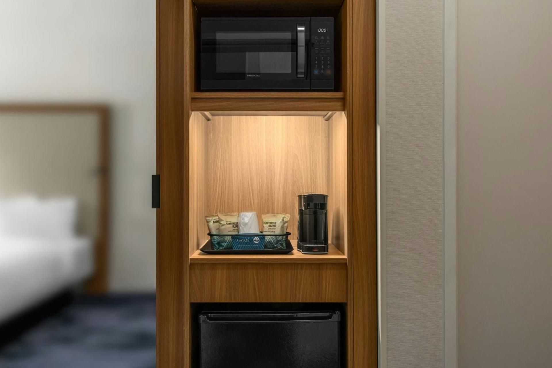 Fairfield by Marriott Inn & Suites Traverse City Queen Room with Two Queen Beds and Adapted Tub - Mobility and Hearing Accessible 3