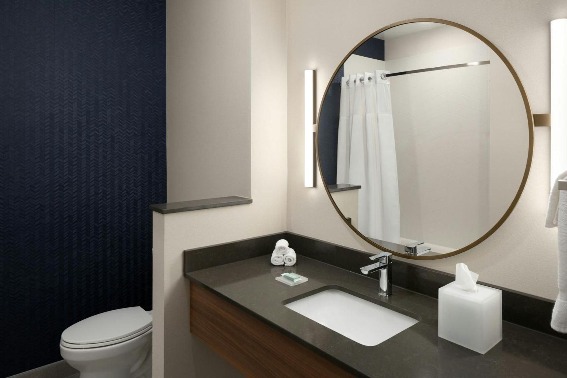 Fairfield by Marriott Inn & Suites Traverse City Queen Room with Two Queen Beds and Adapted Tub - Mobility and Hearing Accessible 2