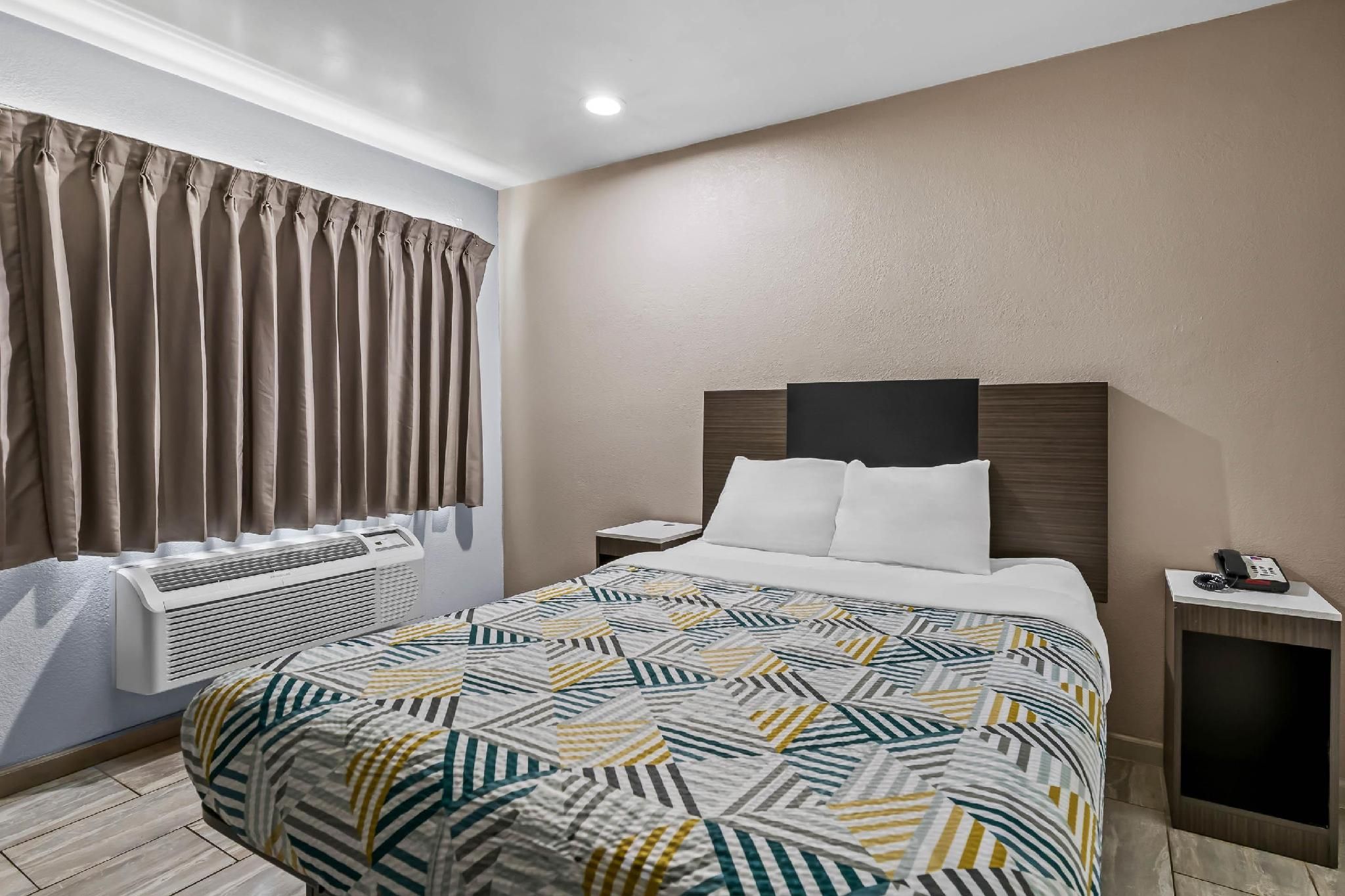 1 Queen Bed | Non-Smoking