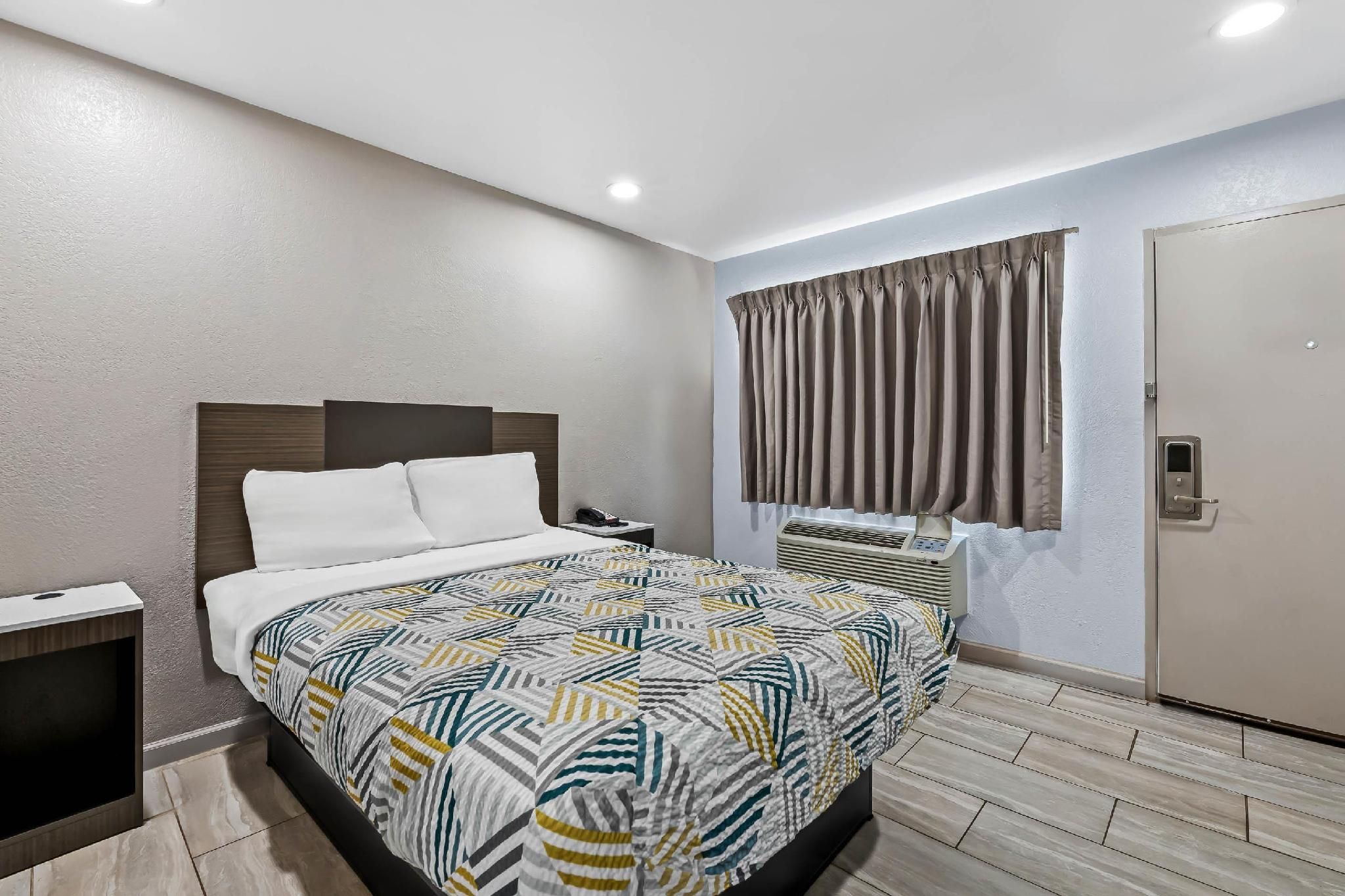 1 Queen Bed | Mobility Accessible Tub Nsmk
