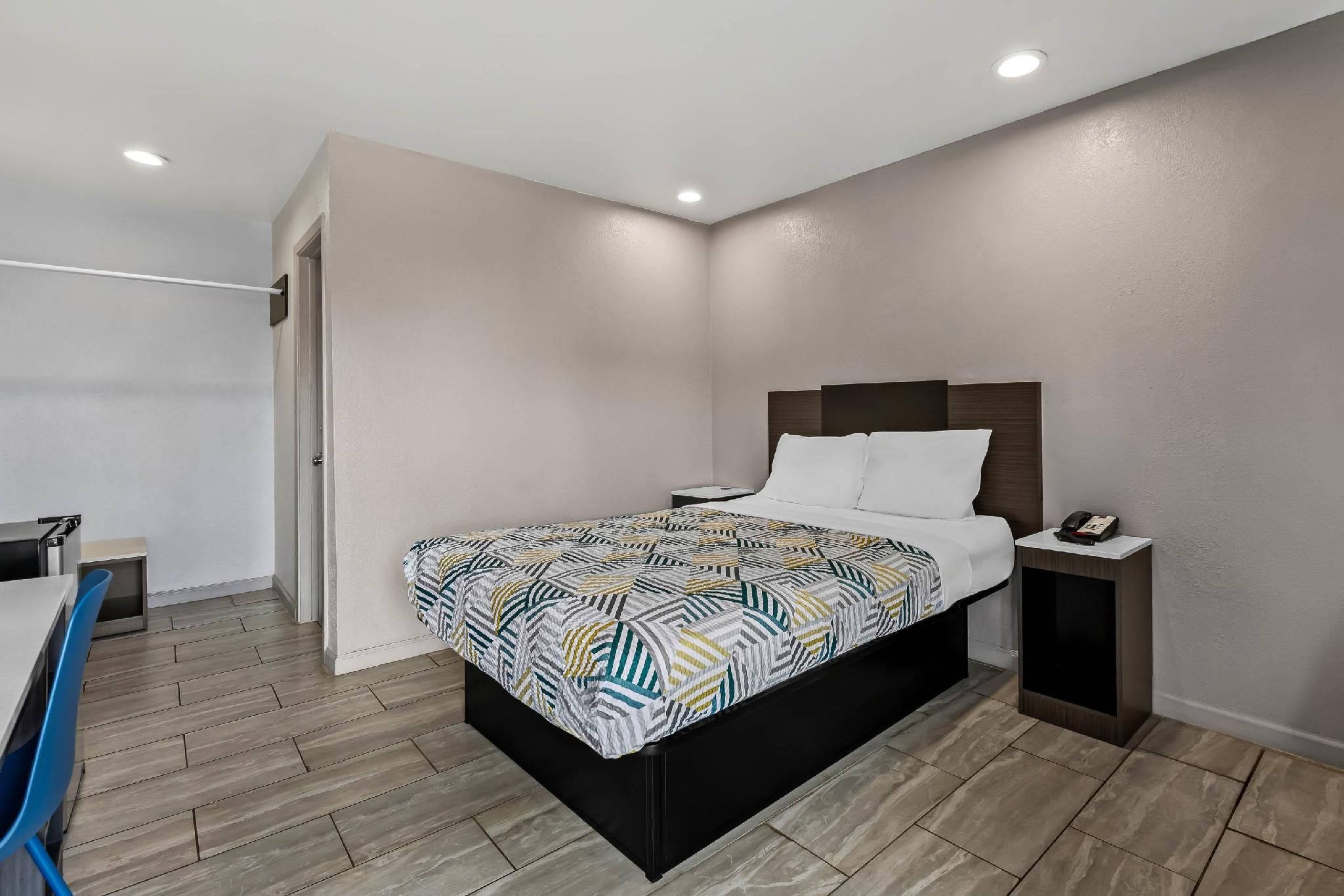 1 Queen Bed | Mobility Accessible Tub Nsmk