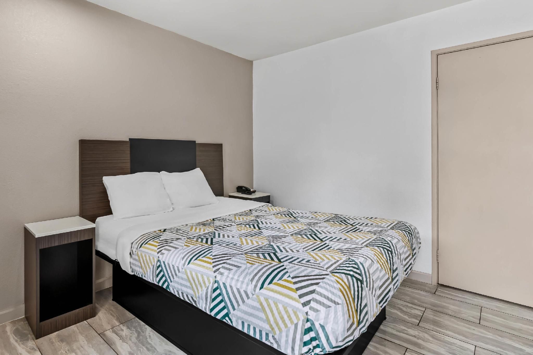 1 Queen Bed | ADA/RI Shower/Non-Smoking