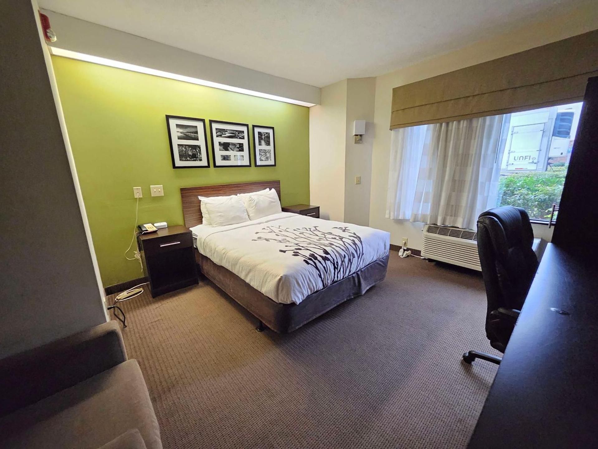 Queen Room with Bath Tub - Disability Access
