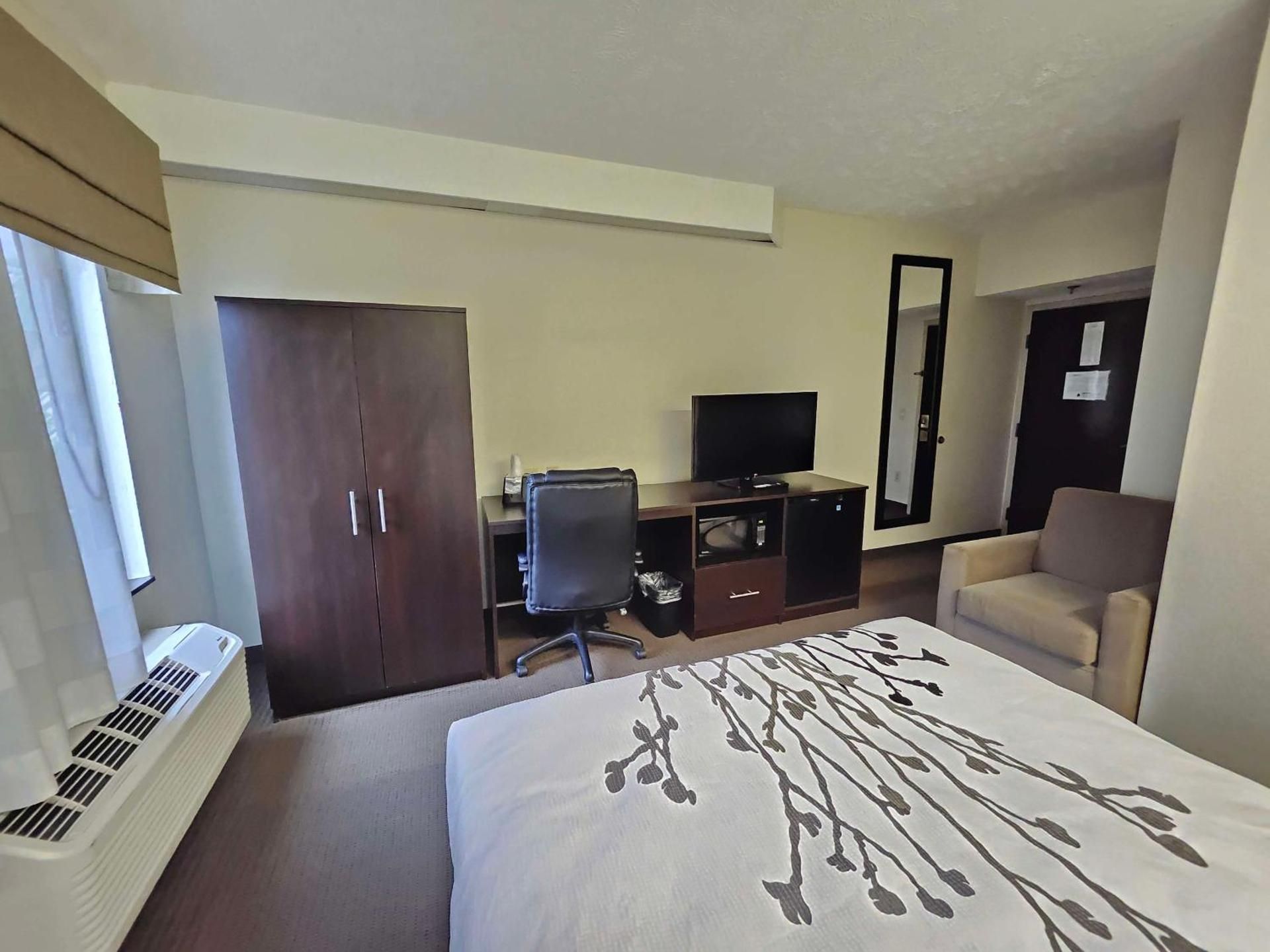 Queen Room with Bath Tub - Disability Access