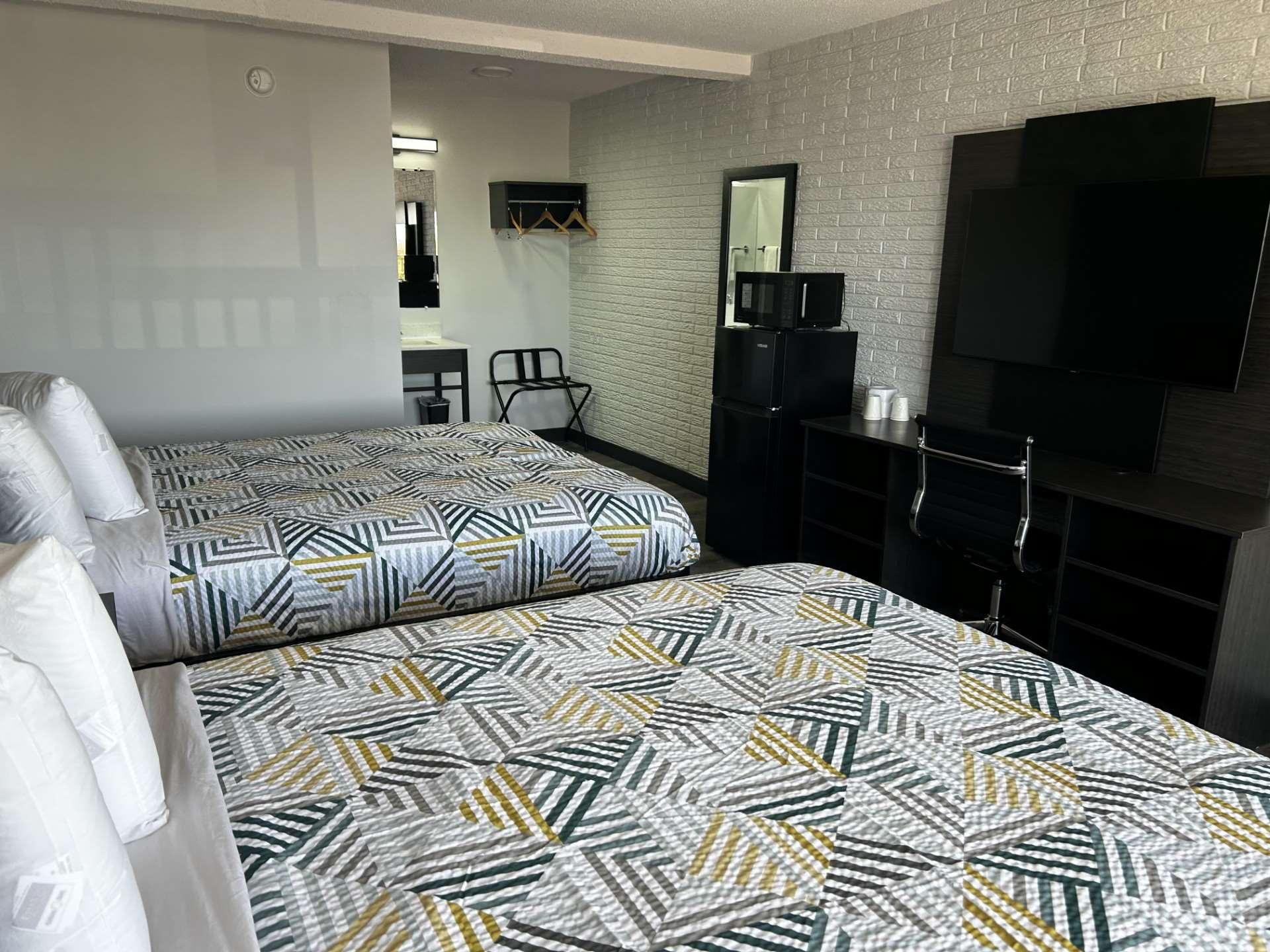 2 Queen Beds | Non-Smoking, Kitchen