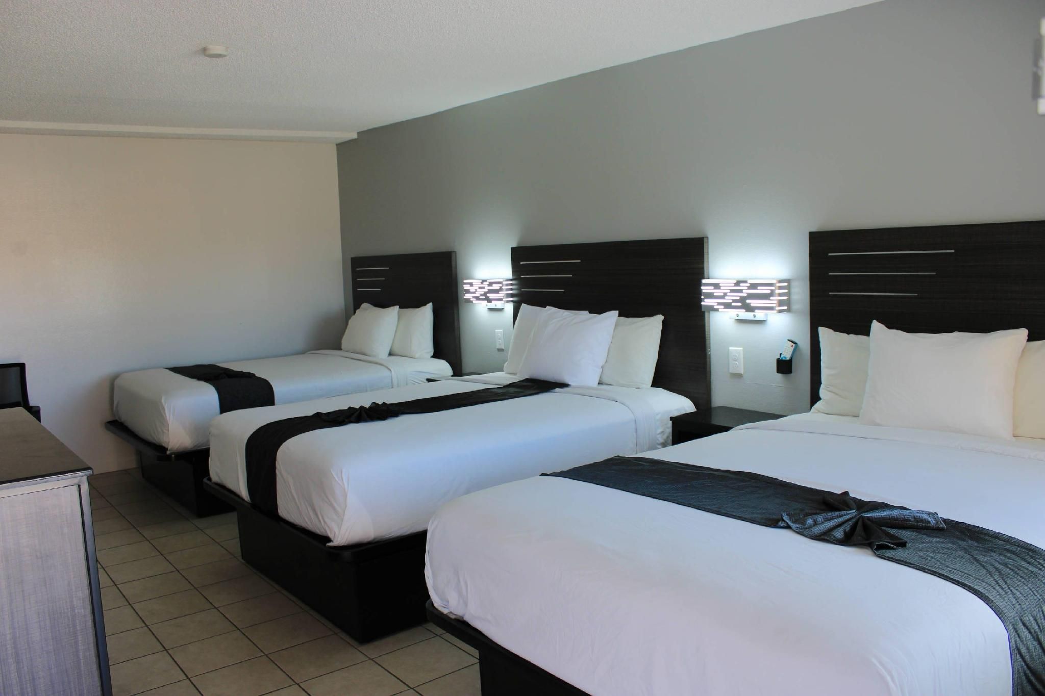 3 Queen Beds, Nonsmoking