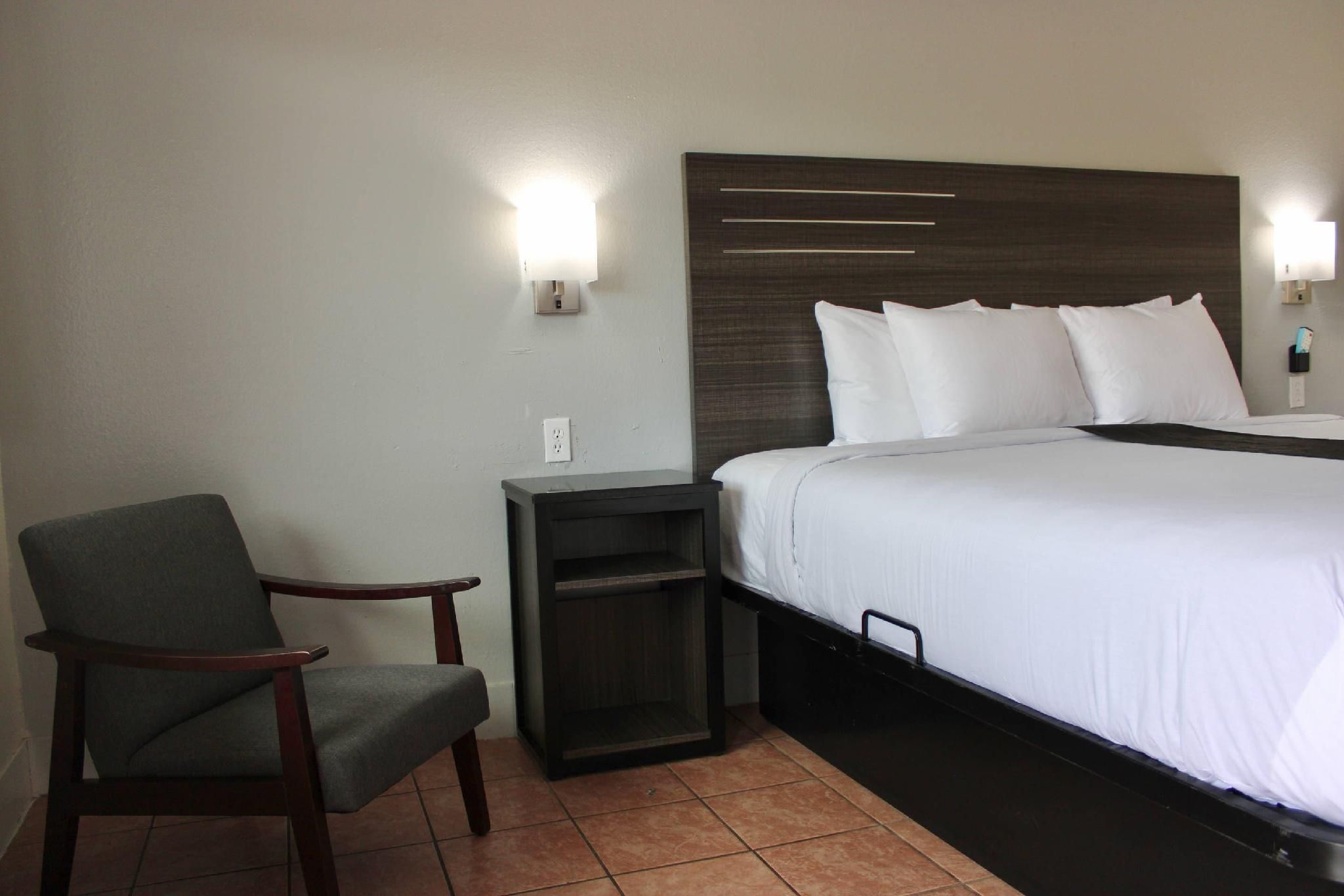 1 King Bed, Nonsmoking, Accessible